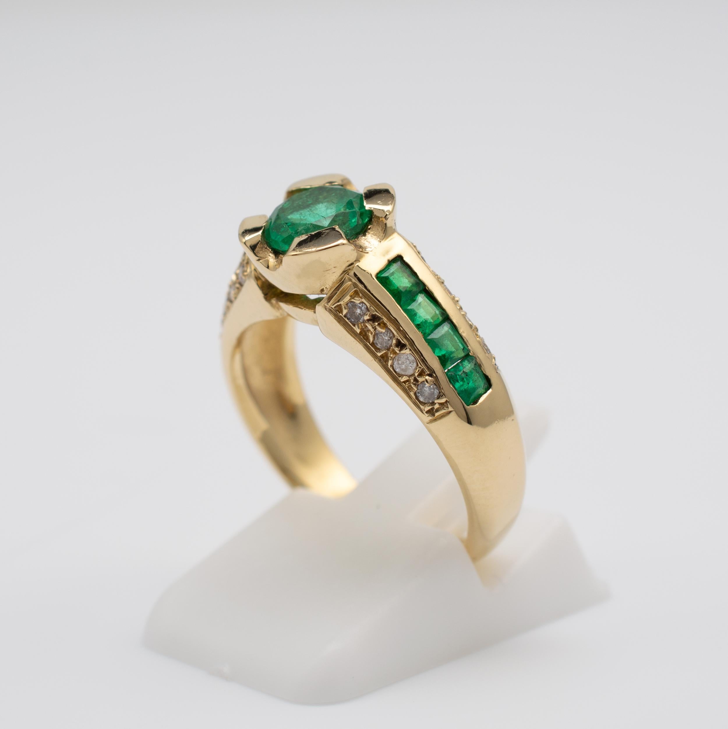 Modern Emerald Diamond Cocktail Ring 18 Karat Yellow Gold - Vintage Rings