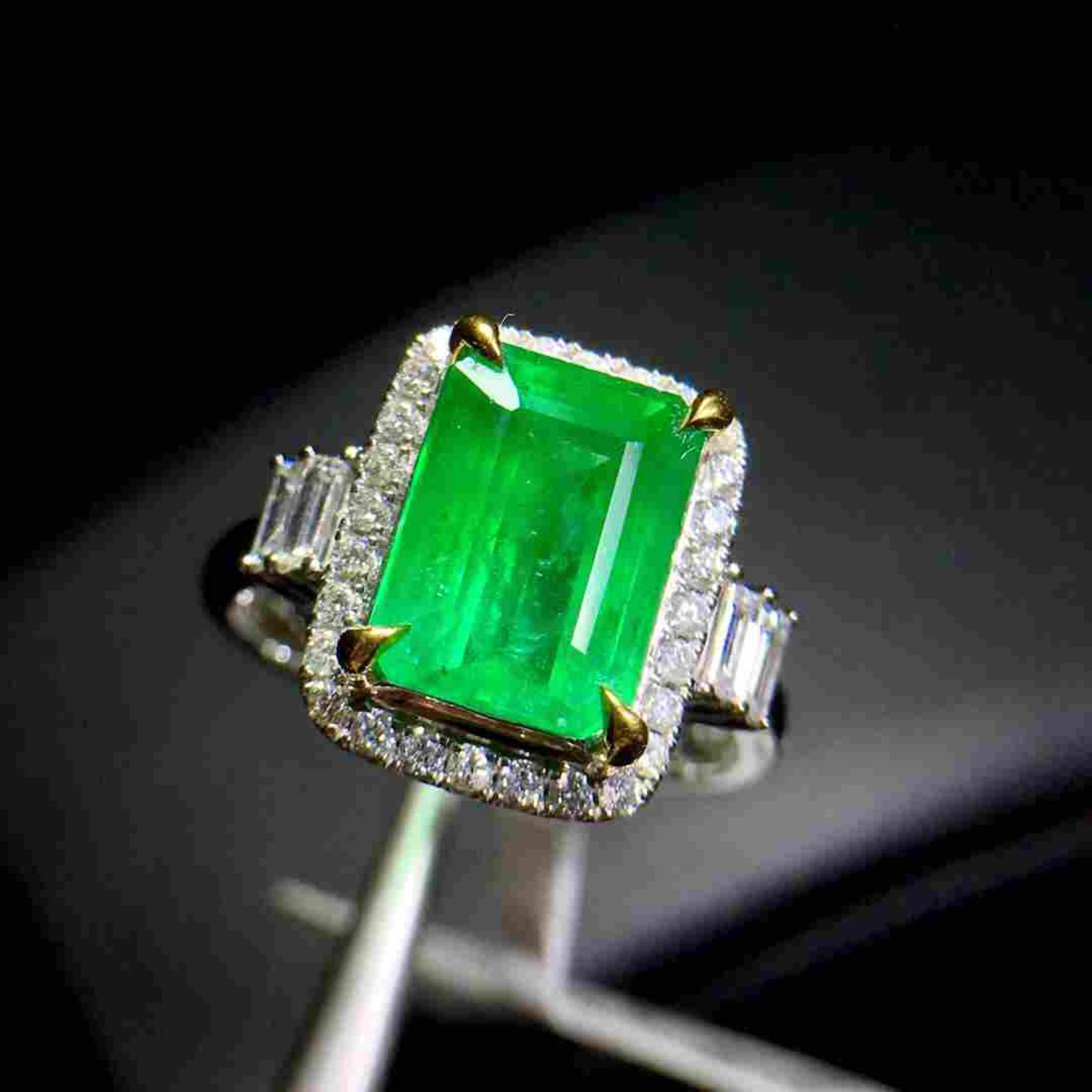 Im Angebot: 3 Karat natürlicher Smaragd-Diamant-Verlobungsring in 18K Gold, Cocktail-Ring () 3