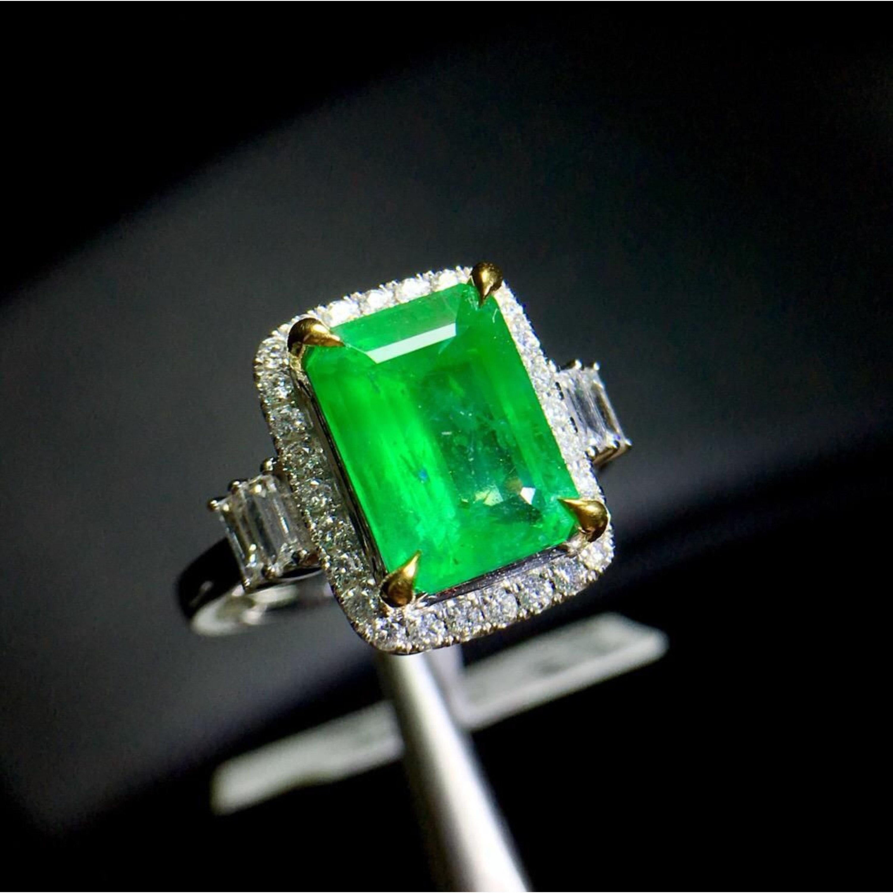 Im Angebot: 3 Karat natürlicher Smaragd-Diamant-Verlobungsring in 18K Gold, Cocktail-Ring () 4