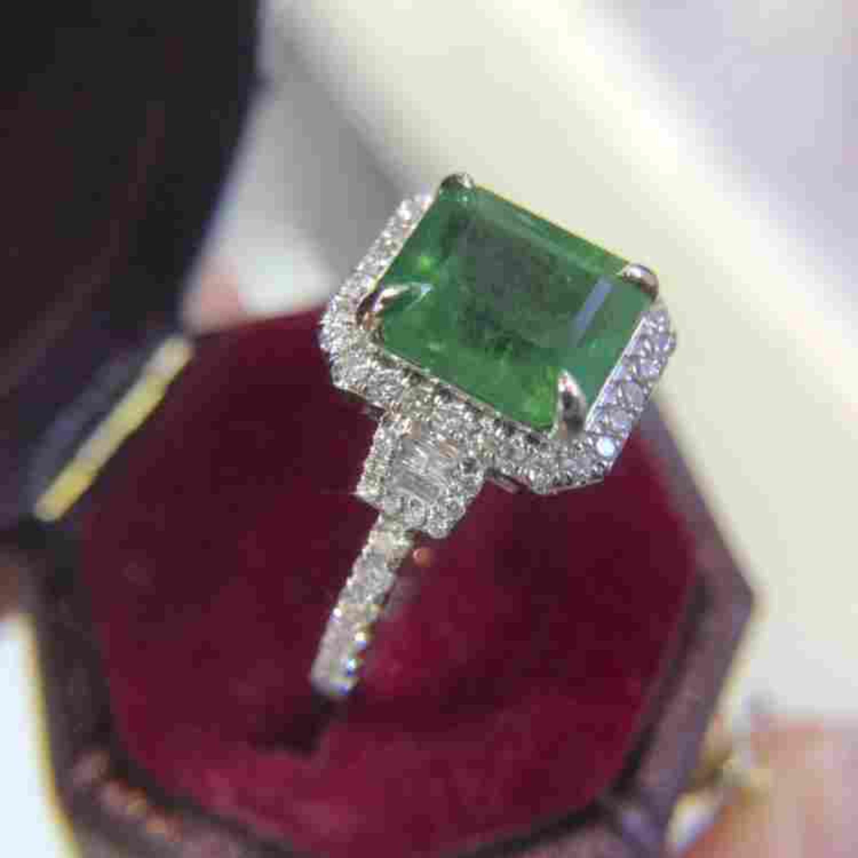 Im Angebot: 3 Karat natürlicher Smaragd-Diamant-Verlobungsring in 18K Gold, Cocktail-Ring () 2