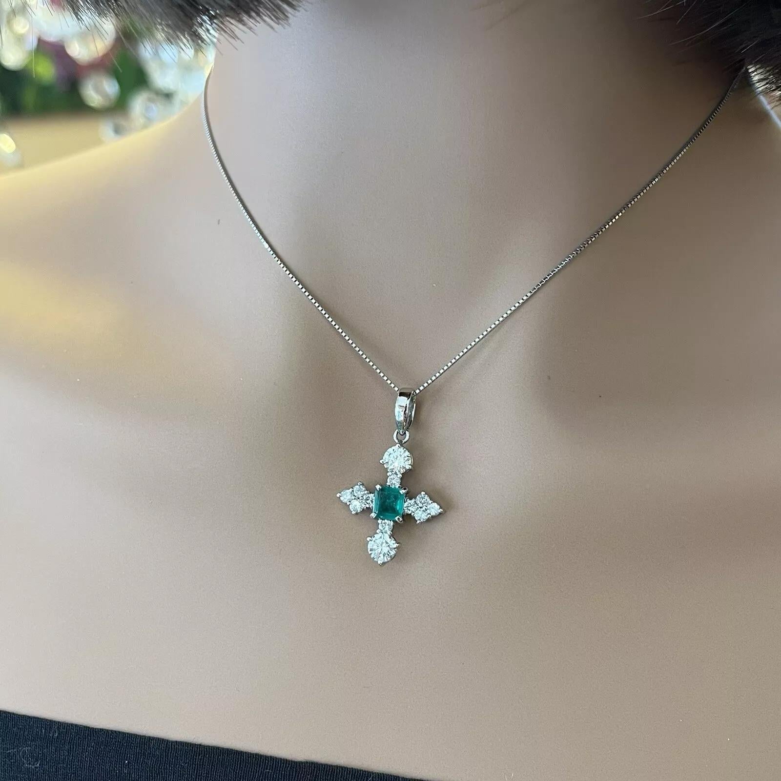 Natural Emerald and Diamond Cross Pendant Necklace in Platinum Corte esmeralda en venta