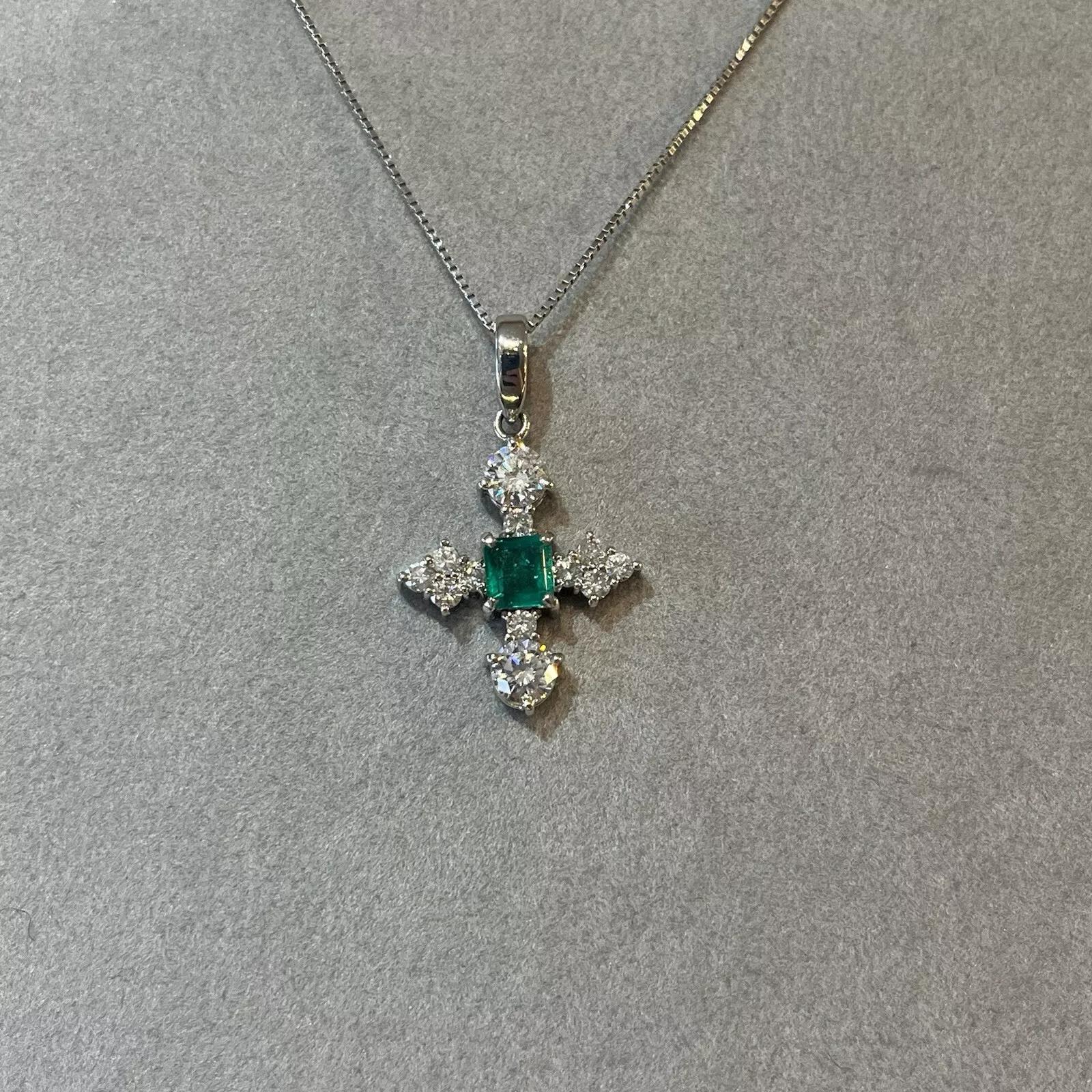 Natural Emerald and Diamond Cross Pendant Necklace in Platinum en Excelente estado para la venta en La Jolla, CA