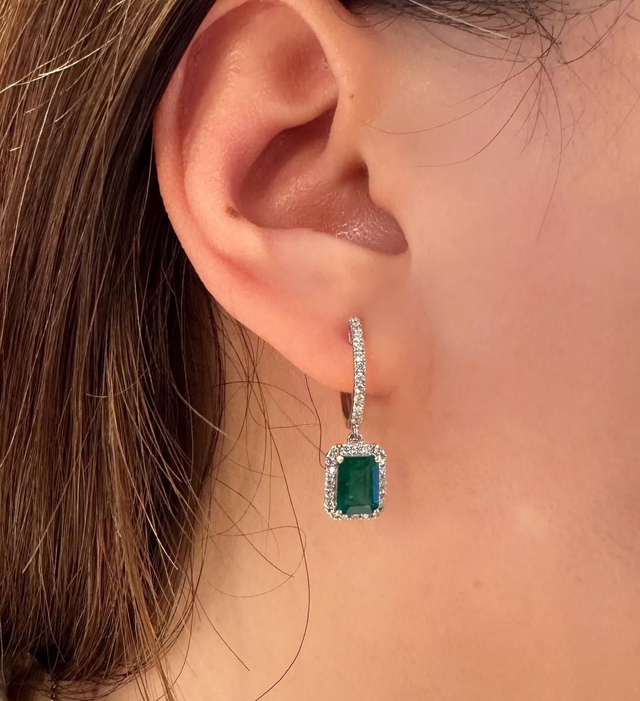 Pendientes de Gota de Esmeralda Natural y Diamante en Oro Blanco de 18k 

Los Pendientes de Esmeralda y Diamante presentan Esmeraldas Rectangulares naturales rodeadas de Diamantes Brillantes Redondos, todo engastado en Oro Blanco de 18k. Los