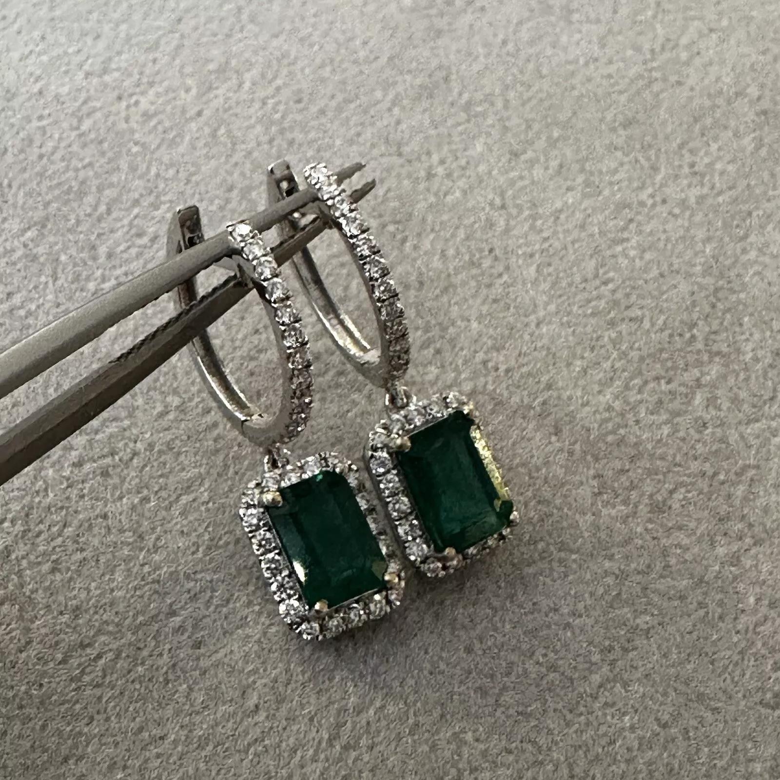Pendientes de Gota de Esmeralda Natural y Diamante en Oro Blanco de 18k en Excelente estado para la venta en La Jolla, CA
