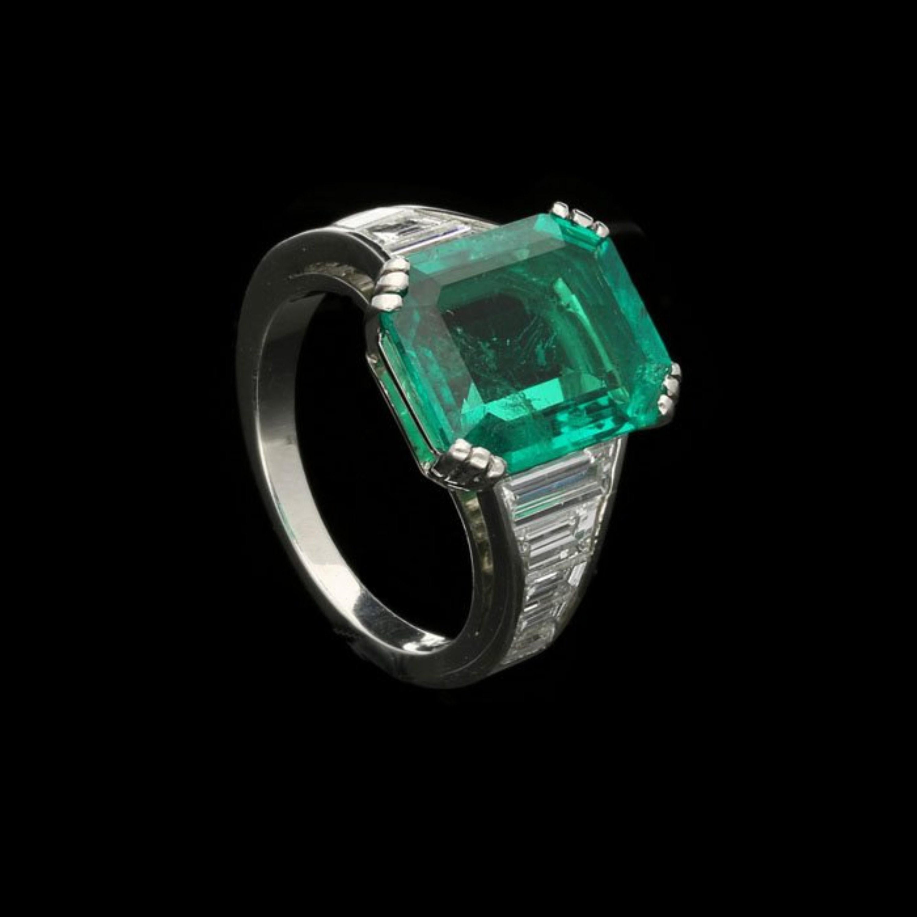 18K Gold 4 CT Natural Emerald and Diamond Antique Art Deco Style Engagement Ring In New Condition For Sale In Orlando, Florida