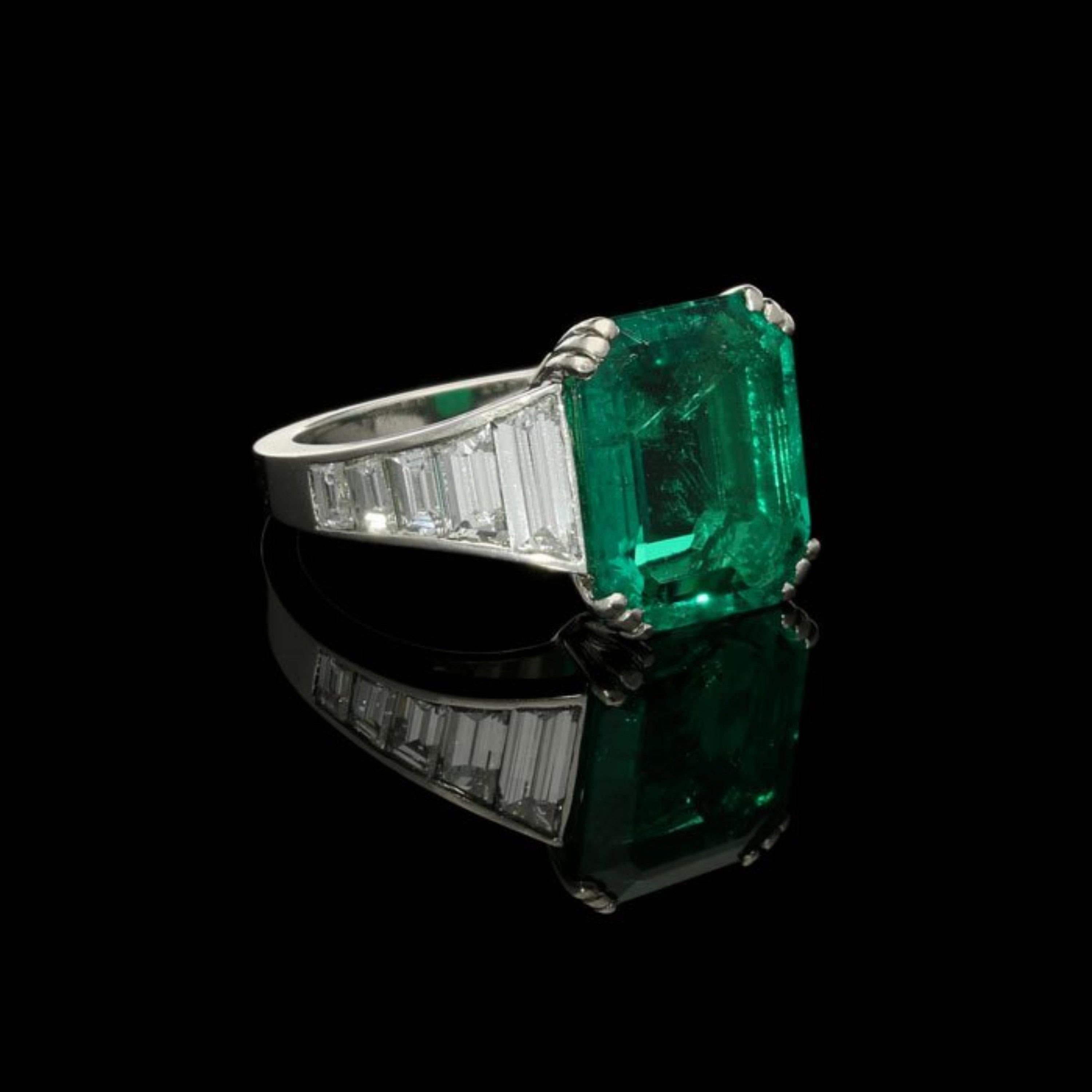 Women's or Men's 18K Gold 4 CT Natural Emerald and Diamond Antique Art Deco Style Engagement Ring For Sale