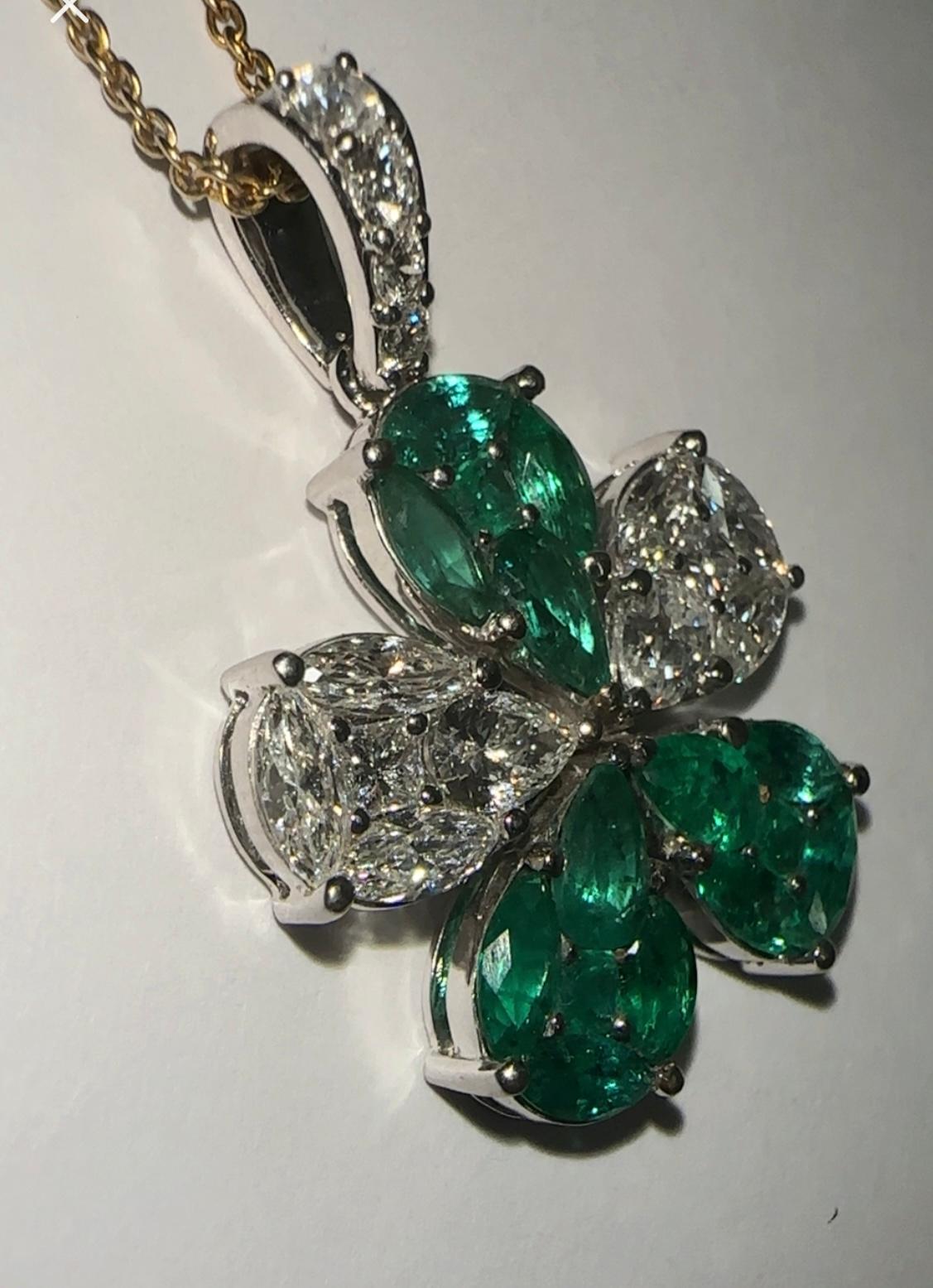 Natürlicher Smaragd und Diamant-Blumen-Anhänger (Zeitgenössisch) im Angebot
