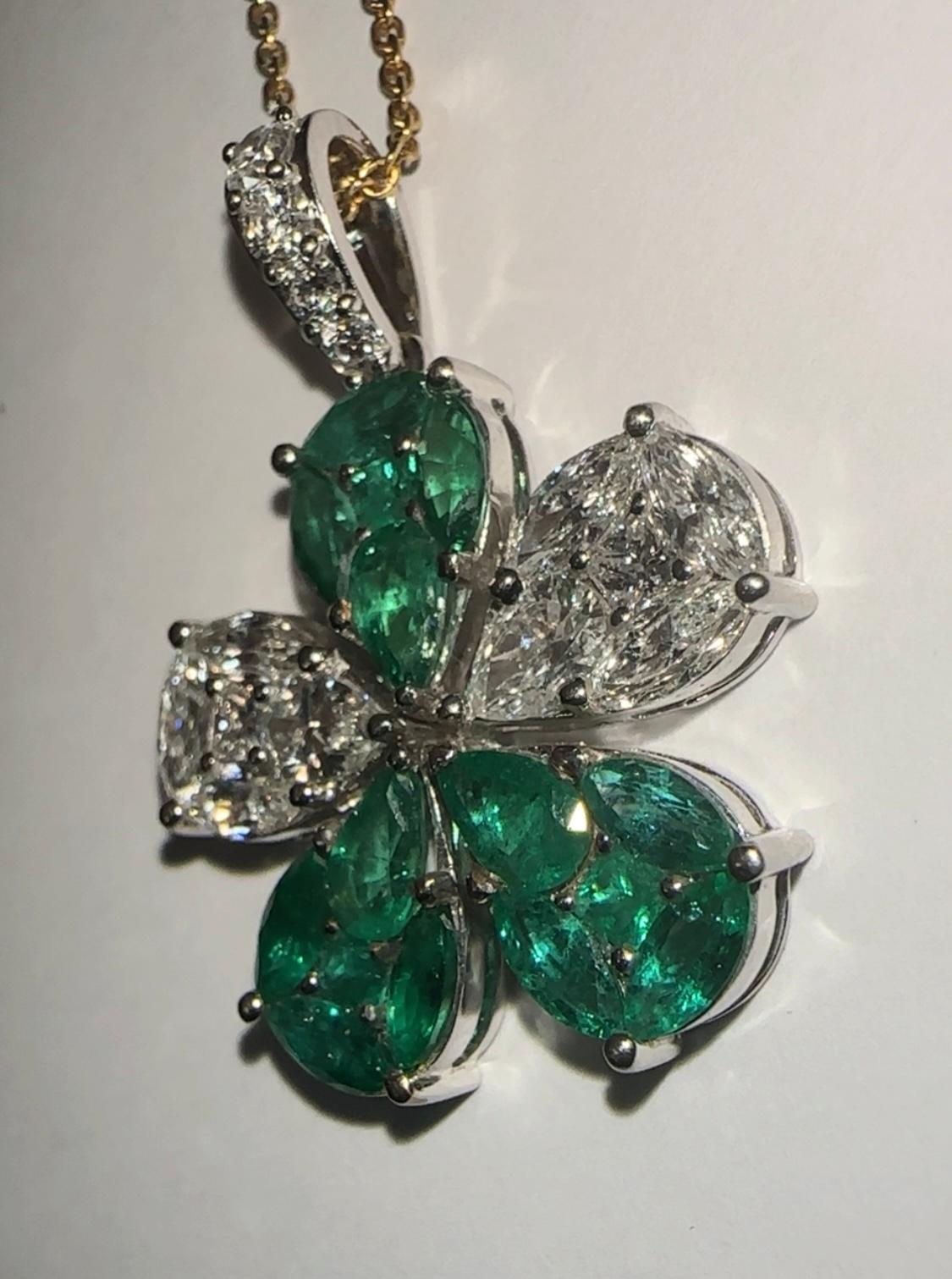 Natürlicher Smaragd und Diamant-Blumen-Anhänger (Gemischter Schliff) im Angebot