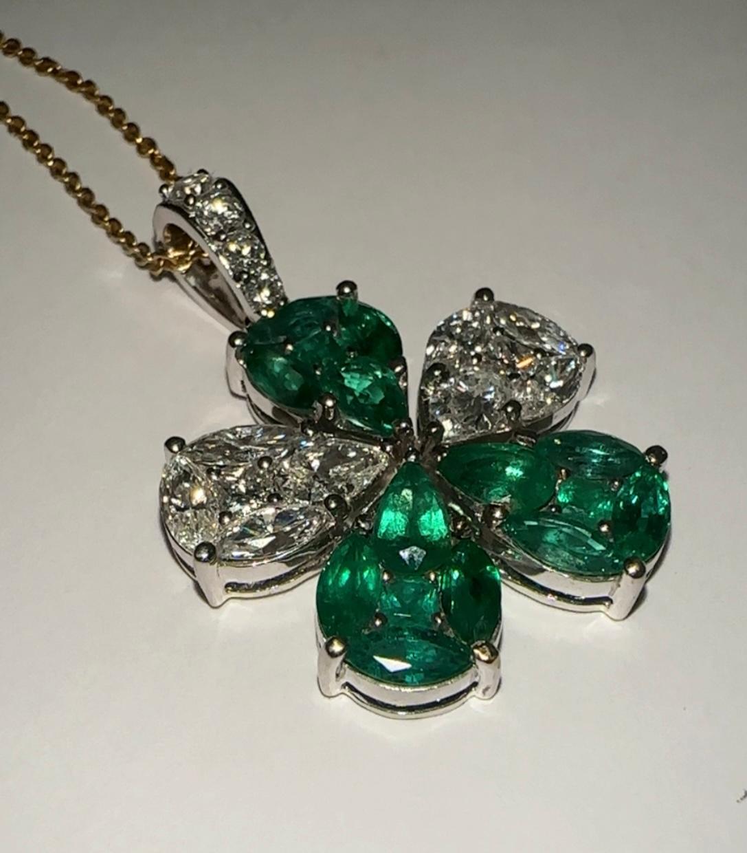 Natürlicher Smaragd und Diamant-Blumen-Anhänger im Zustand „Neu“ im Angebot in Miami, FL