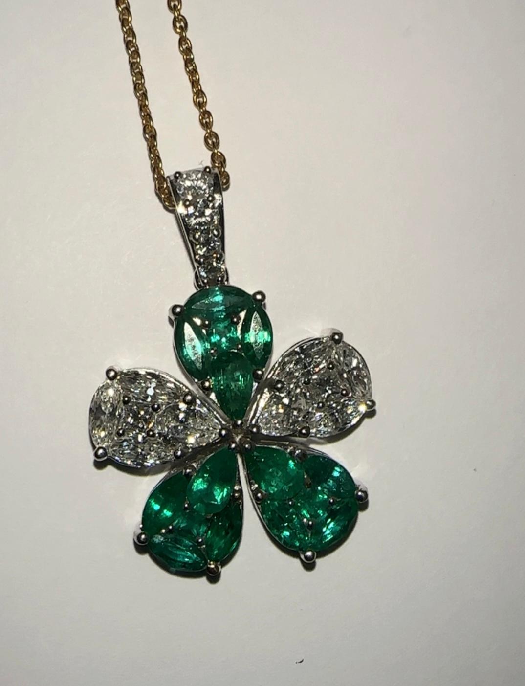 Natürlicher Smaragd und Diamant-Blumen-Anhänger für Damen oder Herren im Angebot
