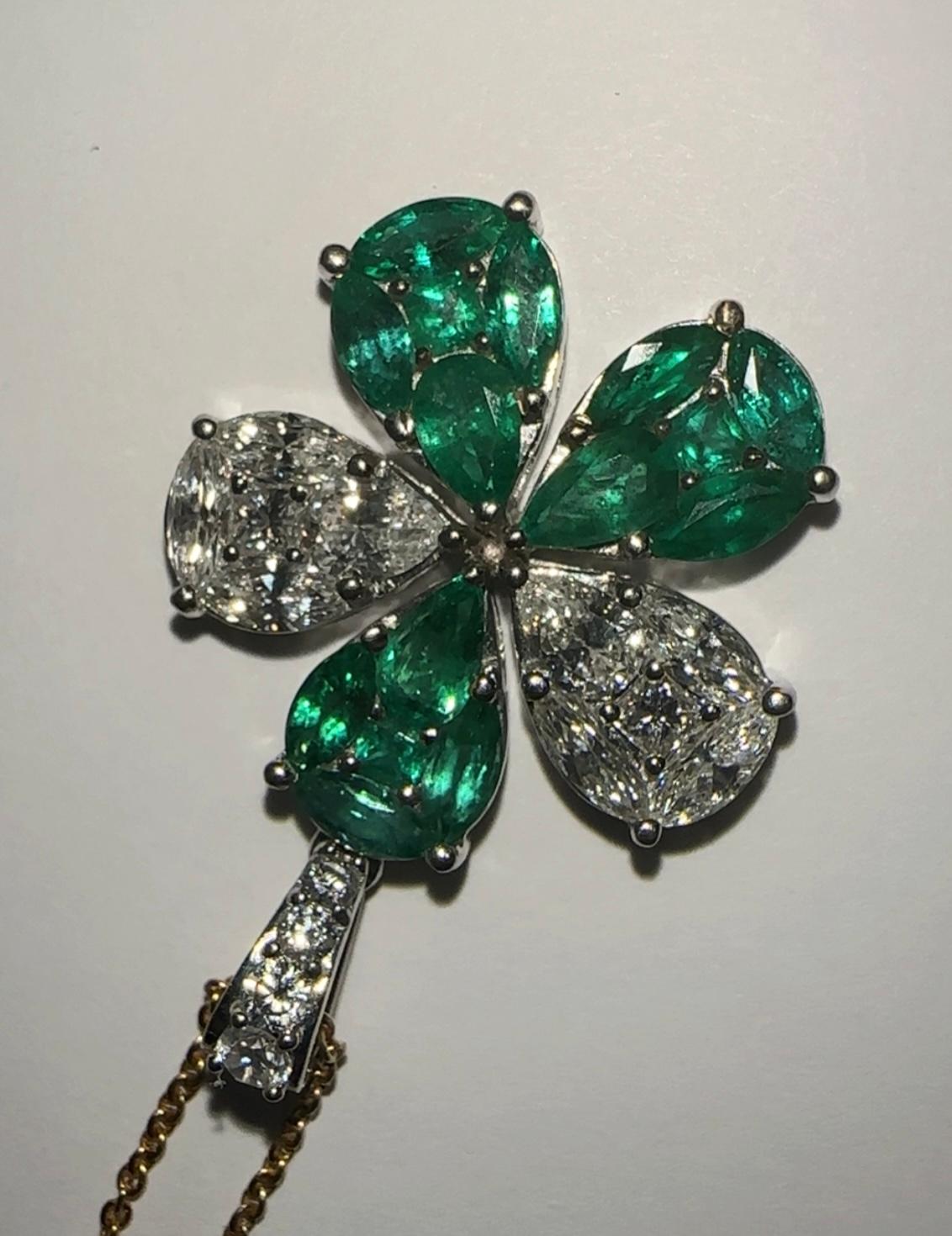 Natürlicher Smaragd und Diamant-Blumen-Anhänger im Angebot 1