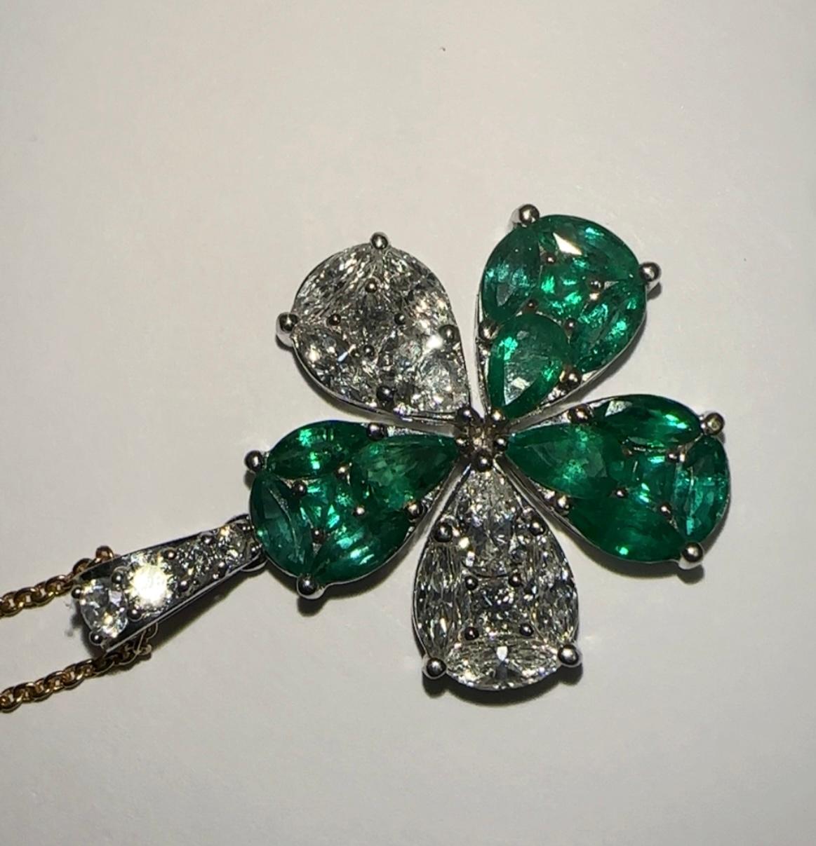Natürlicher Smaragd und Diamant-Blumen-Anhänger im Angebot 2