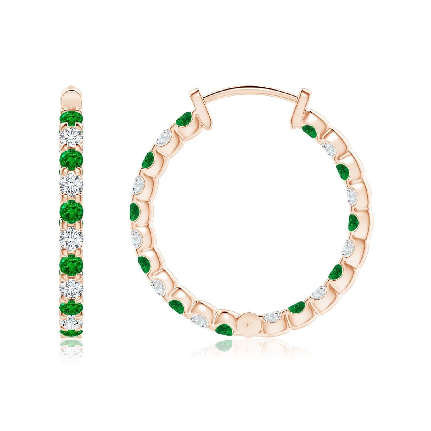 Diese atemberaubenden Ohrringe sind abwechselnd mit üppigen grünen Smaragden und Brillanten in Zackenfassung besetzt. Die funkelnden Edelsteine sind sowohl auf der Außenseite als auch auf der Innenseite dieser 14 Karat Roségold-Ringe verziert und