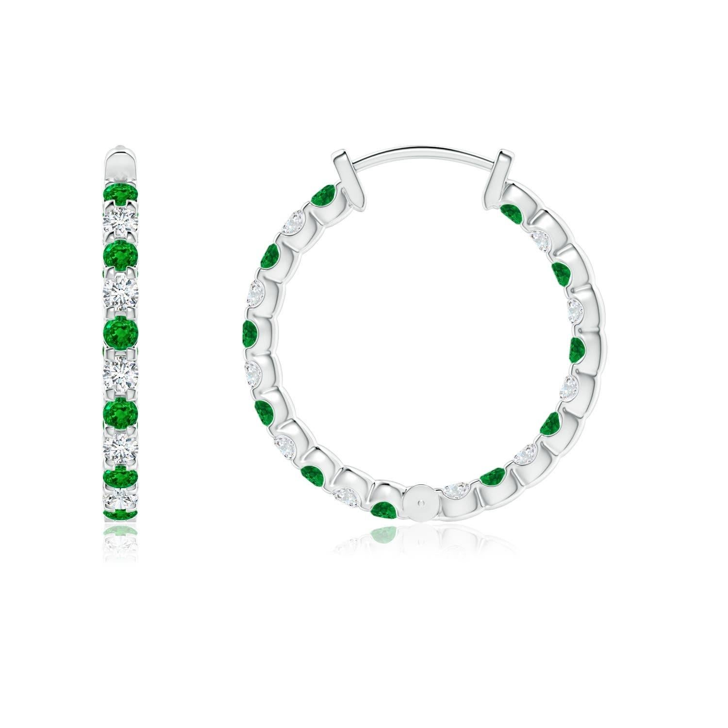Diese atemberaubenden Ohrringe sind abwechselnd mit üppigen grünen Smaragden und Brillanten in Zackenfassung besetzt. Die funkelnden Edelsteine sind sowohl auf der Außenseite als auch auf der Innenseite dieser 14-karätigen Weißgoldreifen verziert