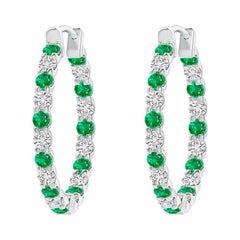 Pendientes de aro con esmeralda natural y diamante del revés en oro blanco de 14 quilates (1,7 mm)