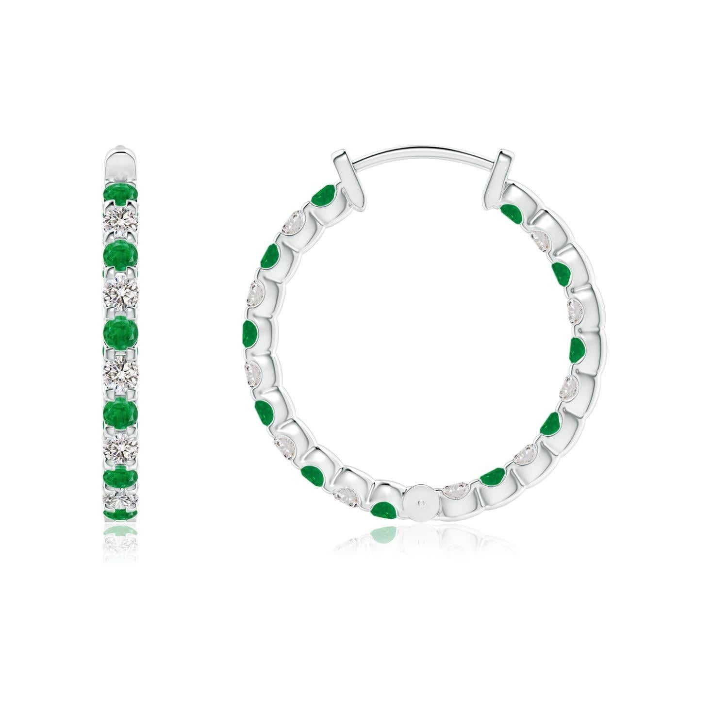 Ces magnifiques boucles d'oreilles sont composées d'émeraudes vertes et de diamants brillants, montés en alternance dans des montures à griffes. Les pierres scintillantes sont embellies à l'extérieur et à l'intérieur de ces anneaux en platine,