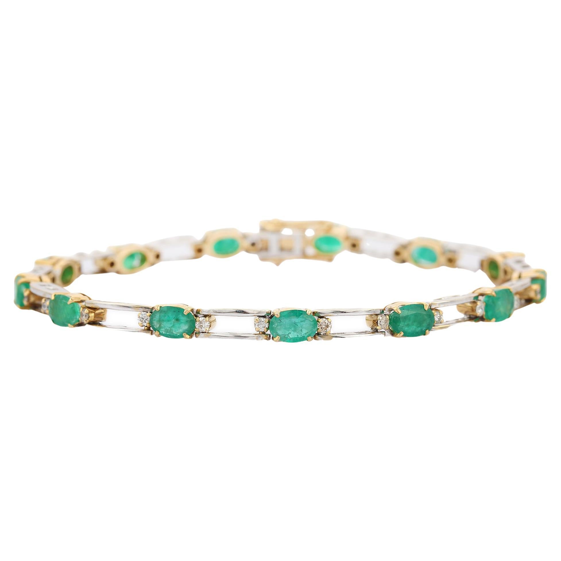 Modern Natural Emerald and Diamond Link Bracelet in 18K White Gold  For Sale