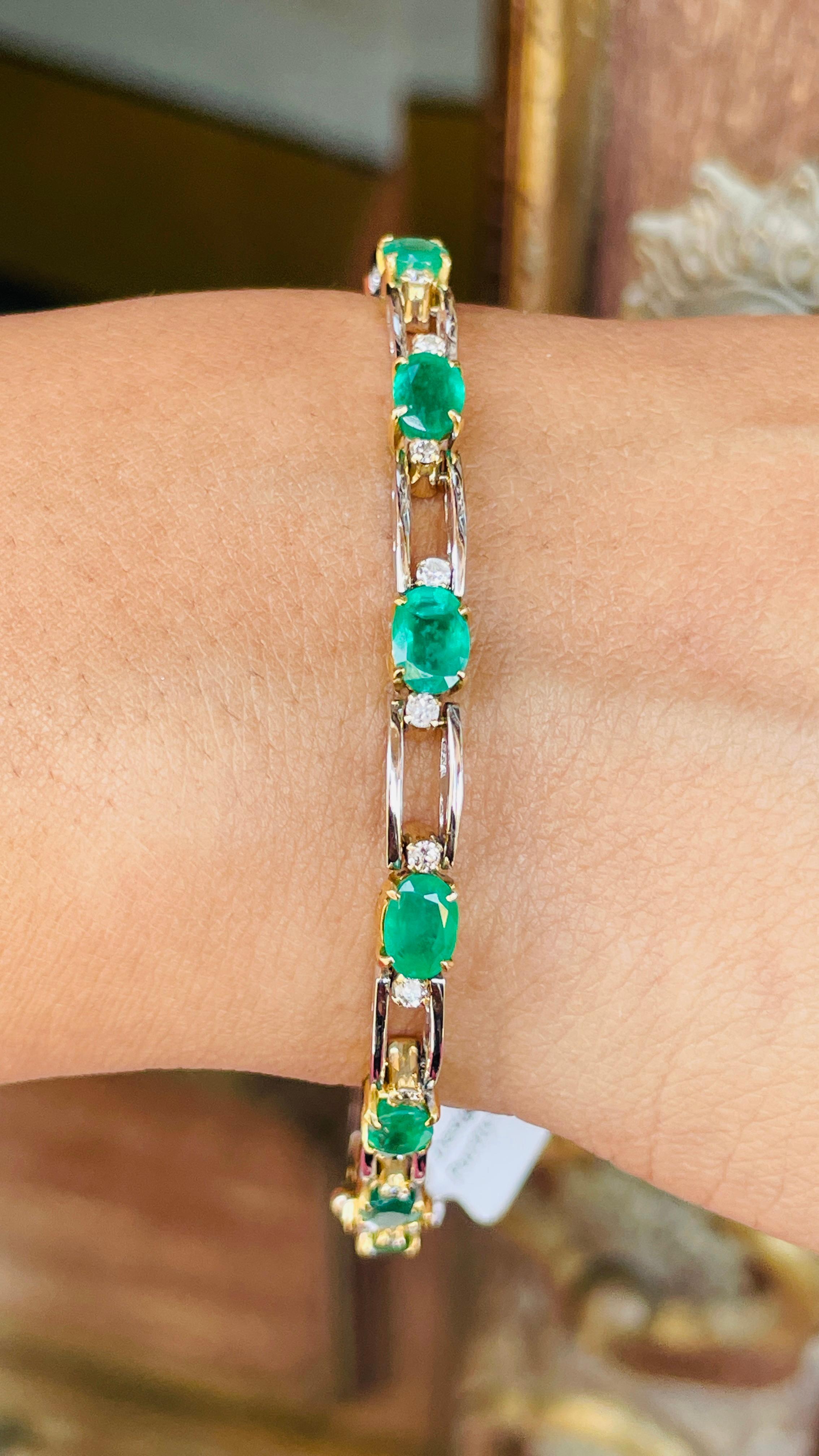 Smaragd- und Diamantarmband aus 18 Karat Gold. Es hat einen perfekten ovalen Schliff Edelstein zu machen Sie stehen auf jeder Gelegenheit oder ein Ereignis.
Ein Gliederarmband ist ein wichtiges Schmuckstück für Ihren Hochzeitstag. Der schlichte und