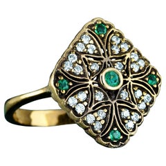 Rhombus Filigraner Ring aus massivem 9 Karat Gelbgold mit natürlichem Smaragd und Diamant