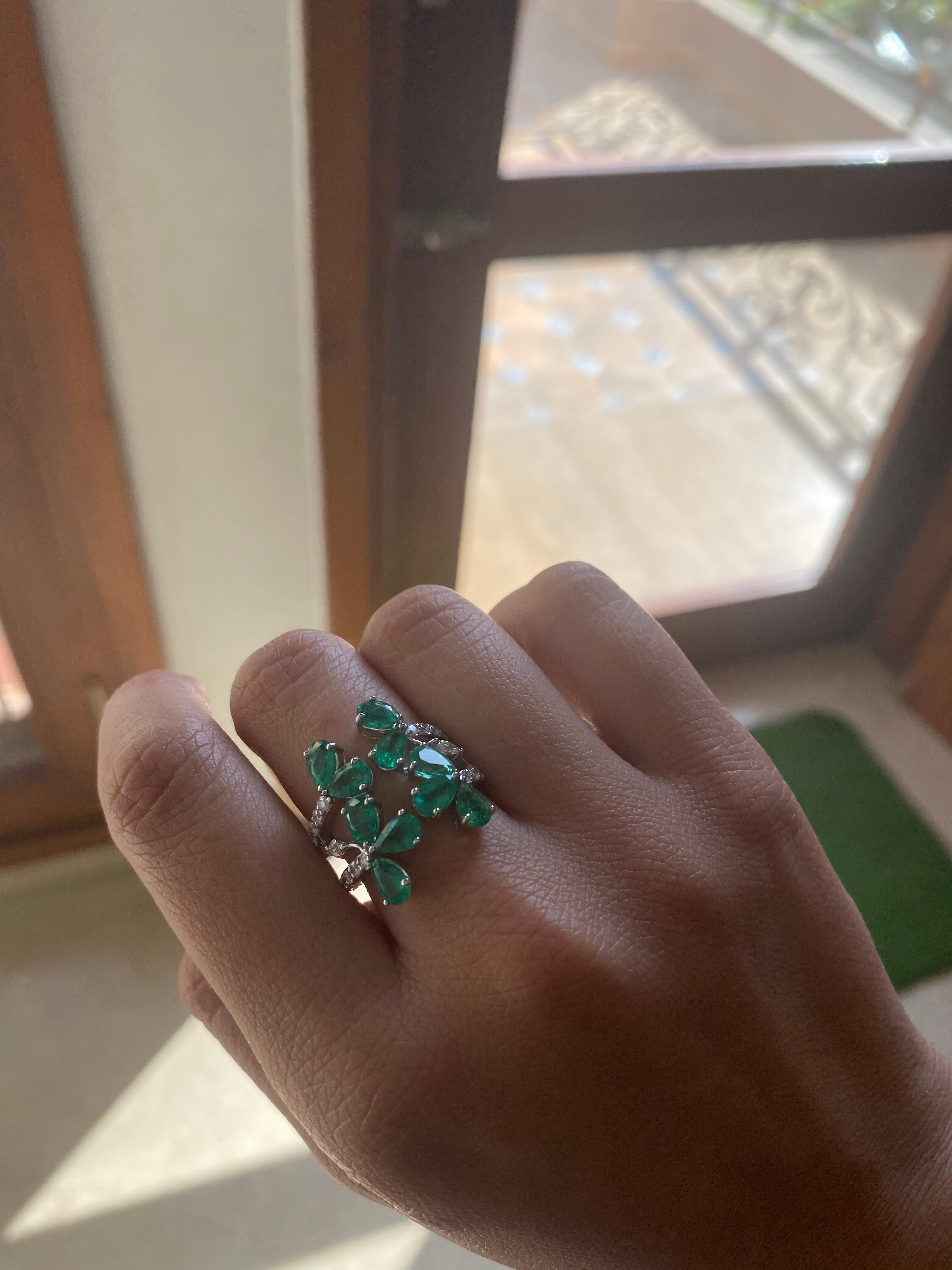 Natural Emerald and Diamond Ring Set in 18 Karat Gold 4
