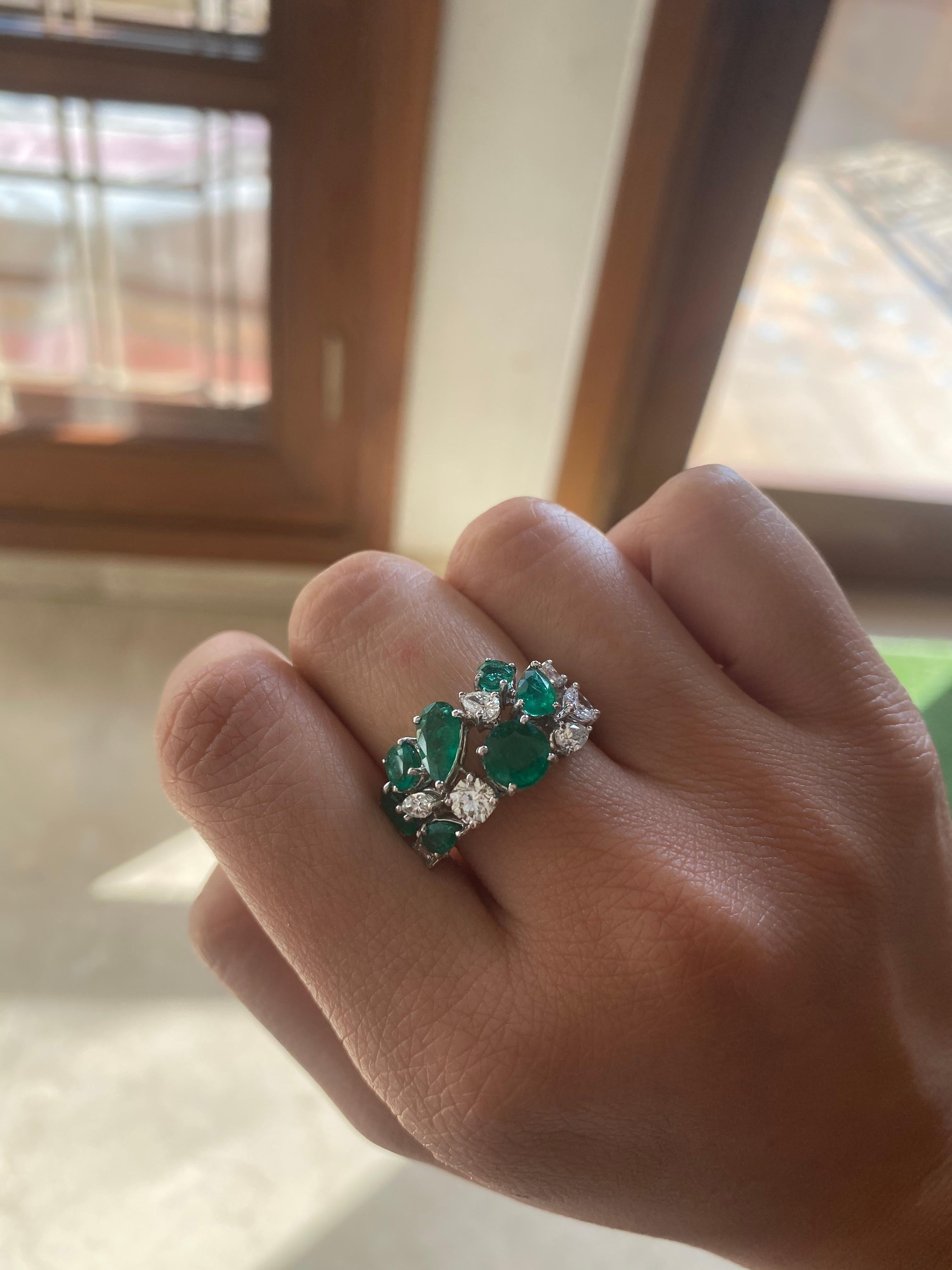 A beautiful and modern band set with Natural emeralds and diamonds in 18k white gold. The natural emarelad of different shapes have a combined weight of 2.96 carats and combined diamond weight is 1.16 carats. The ring dimensions in cm 1.8 x 2.3 x