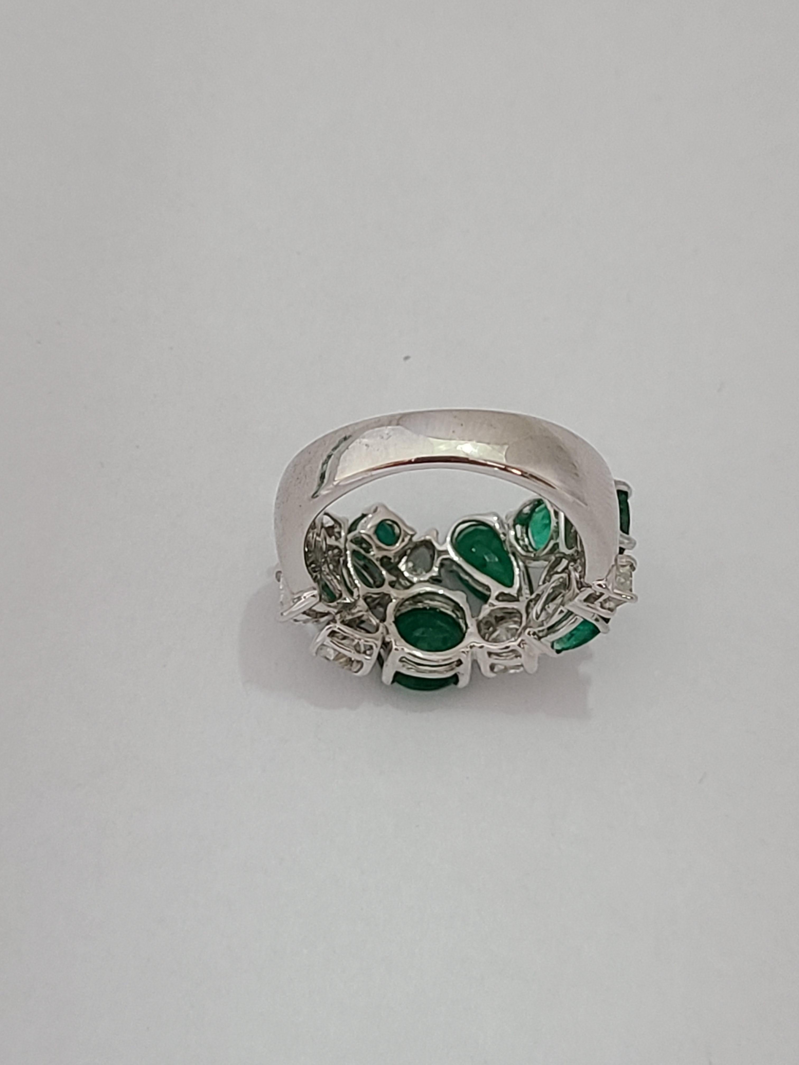 Moderne Bague en or 18 carats sertie d'émeraude naturelle et de diamants