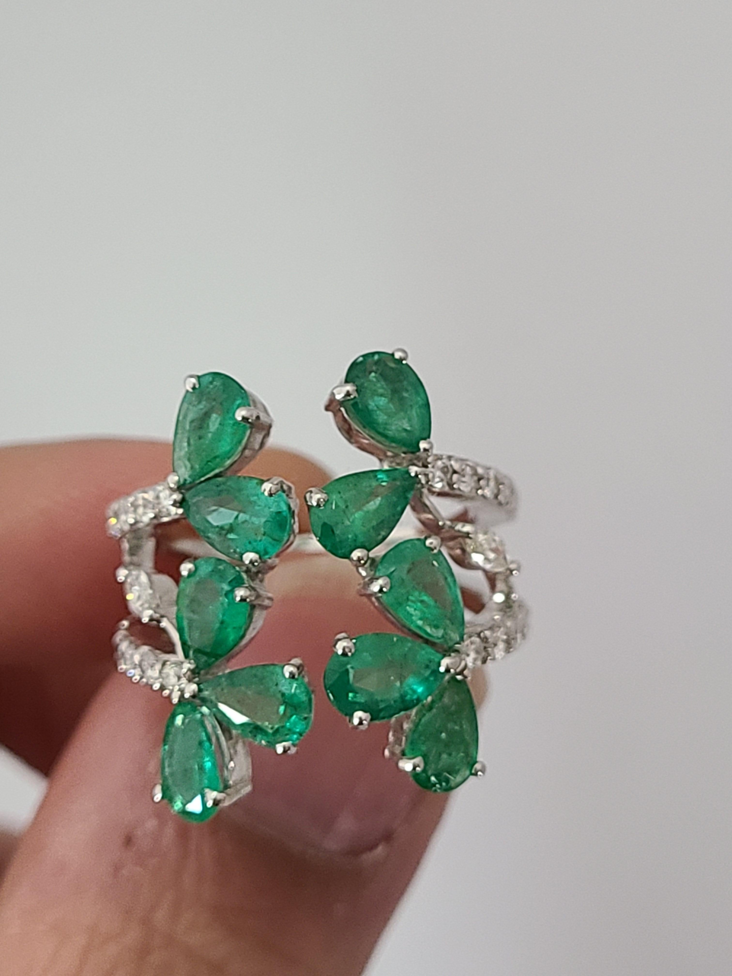 Pear Cut Natural Emerald and Diamond Ring Set in 18 Karat Gold