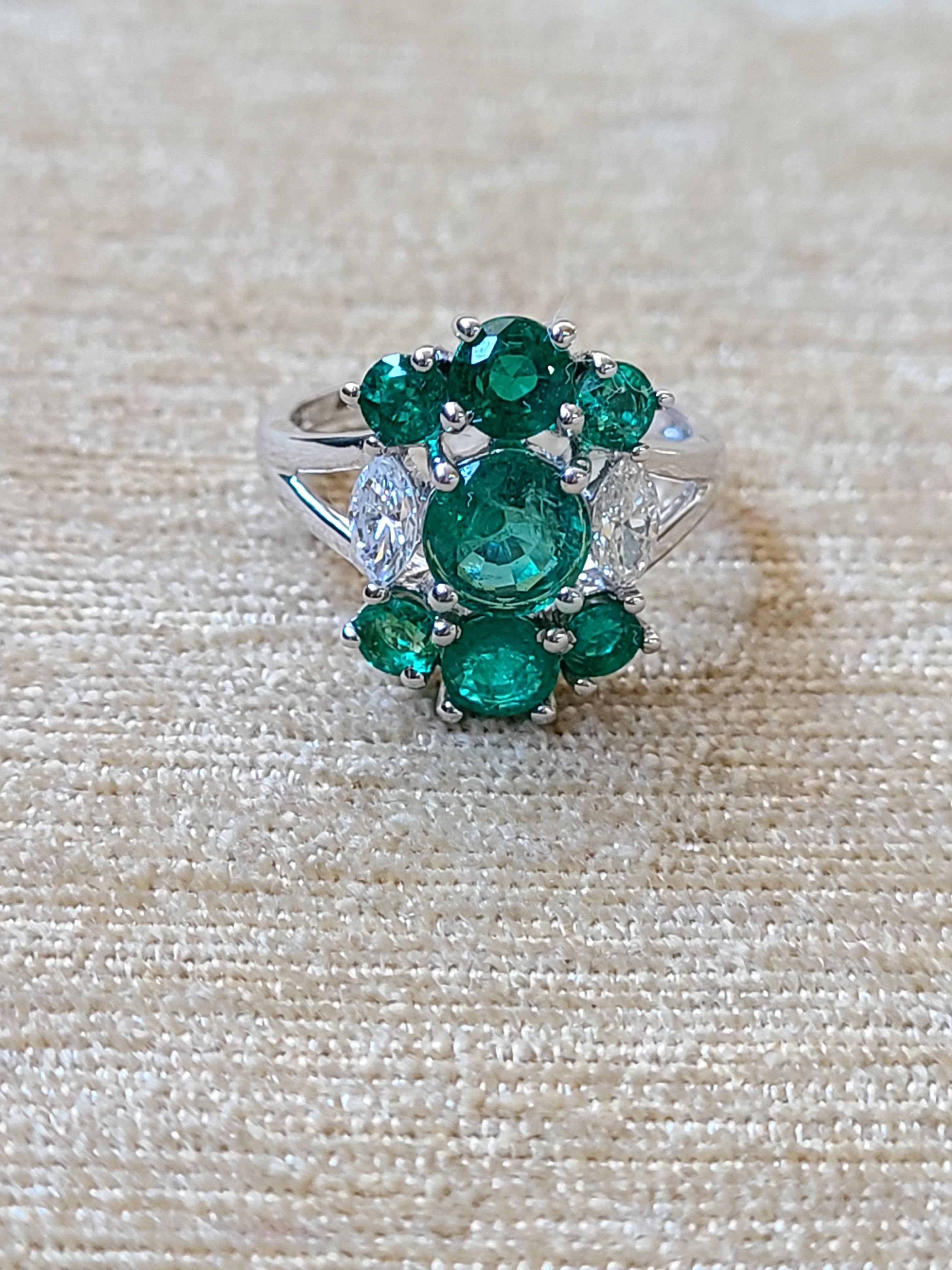 Round Cut Set in 18K Gold, 2.35 carats, natural Zambian Emerald and Diamonds Cluster Ring For Sale