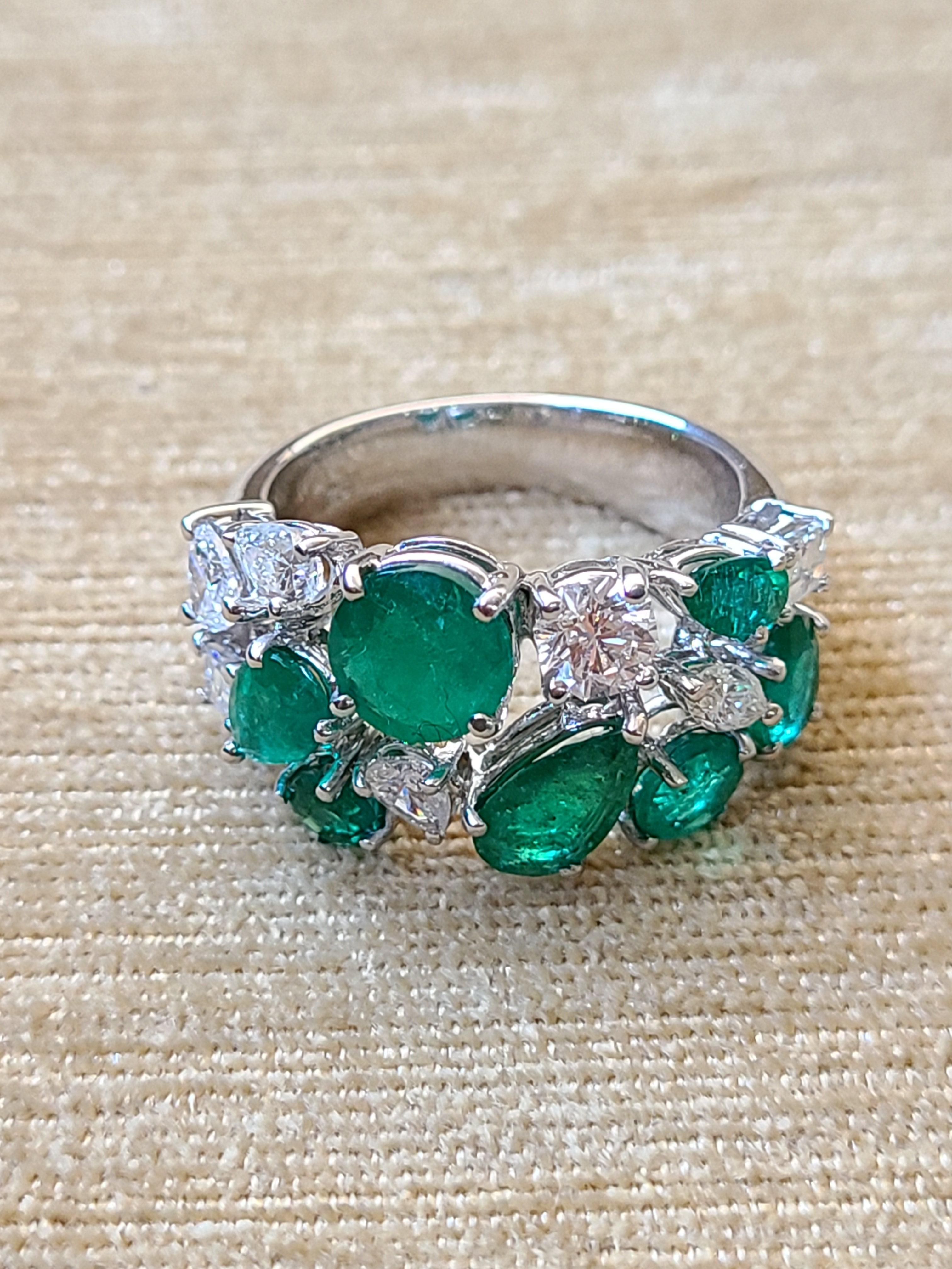 Natural Emerald and Diamond Ring Set in 18 Karat Gold In New Condition In Hong Kong, HK