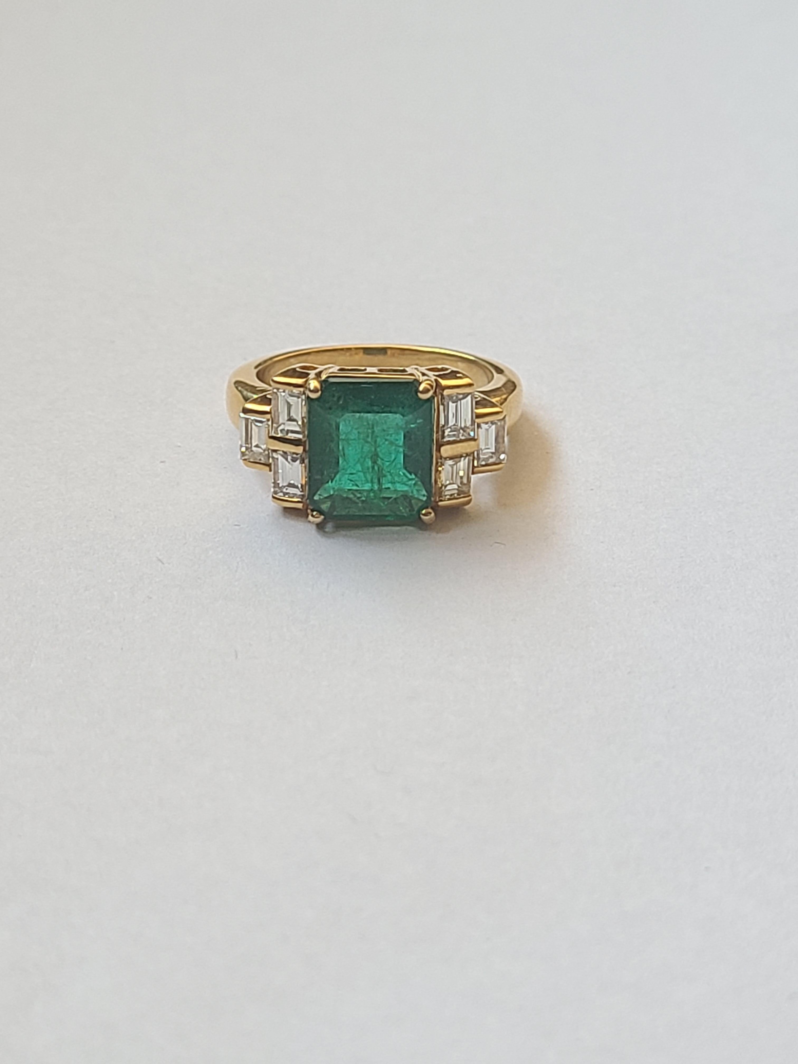 Natural Emerald and Diamond Ring Set in 18 Karat Gold In New Condition In Hong Kong, HK