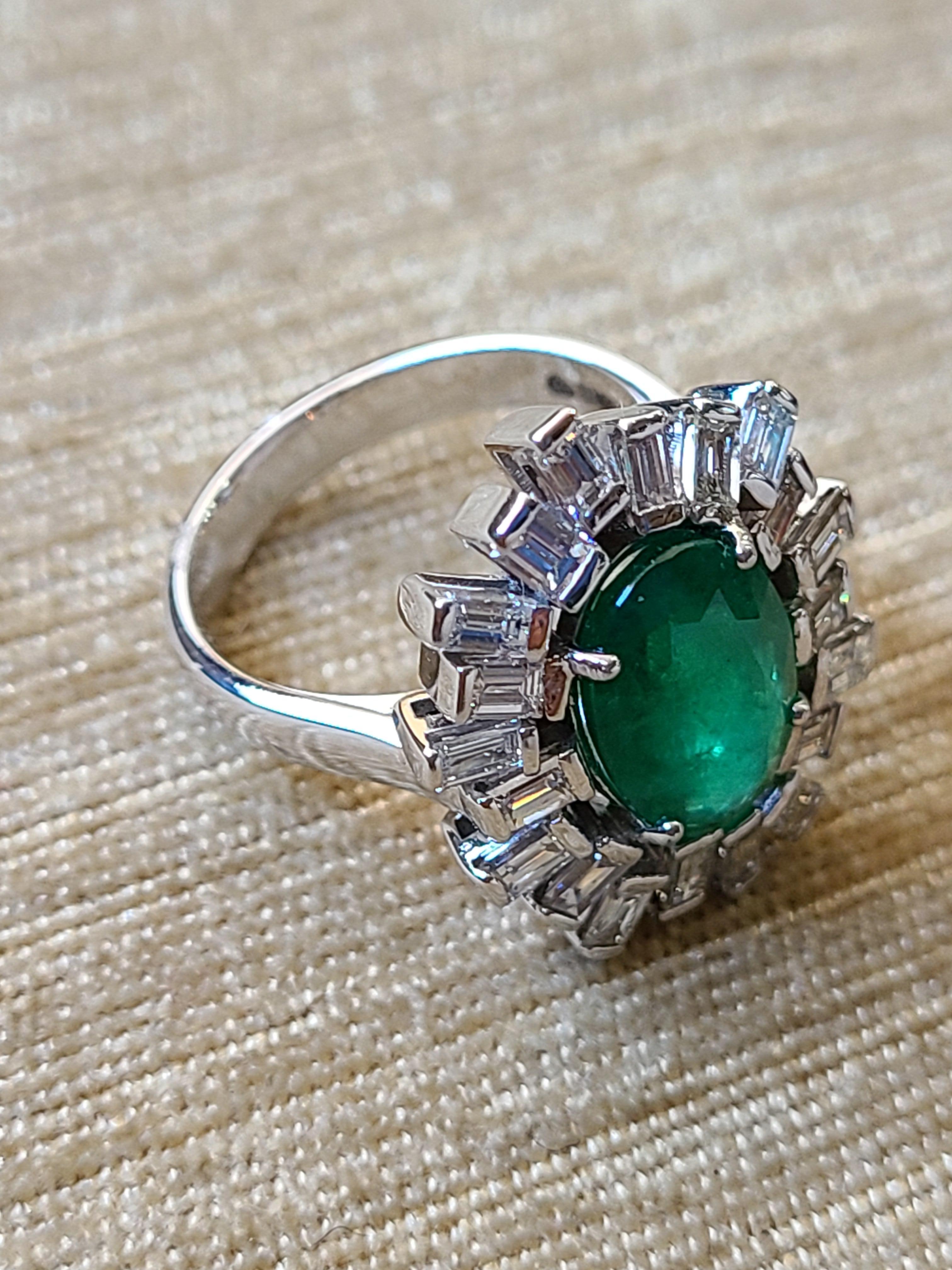 Natural Emerald and Diamond Ring Set in 18 Karat Gold In New Condition In Hong Kong, HK