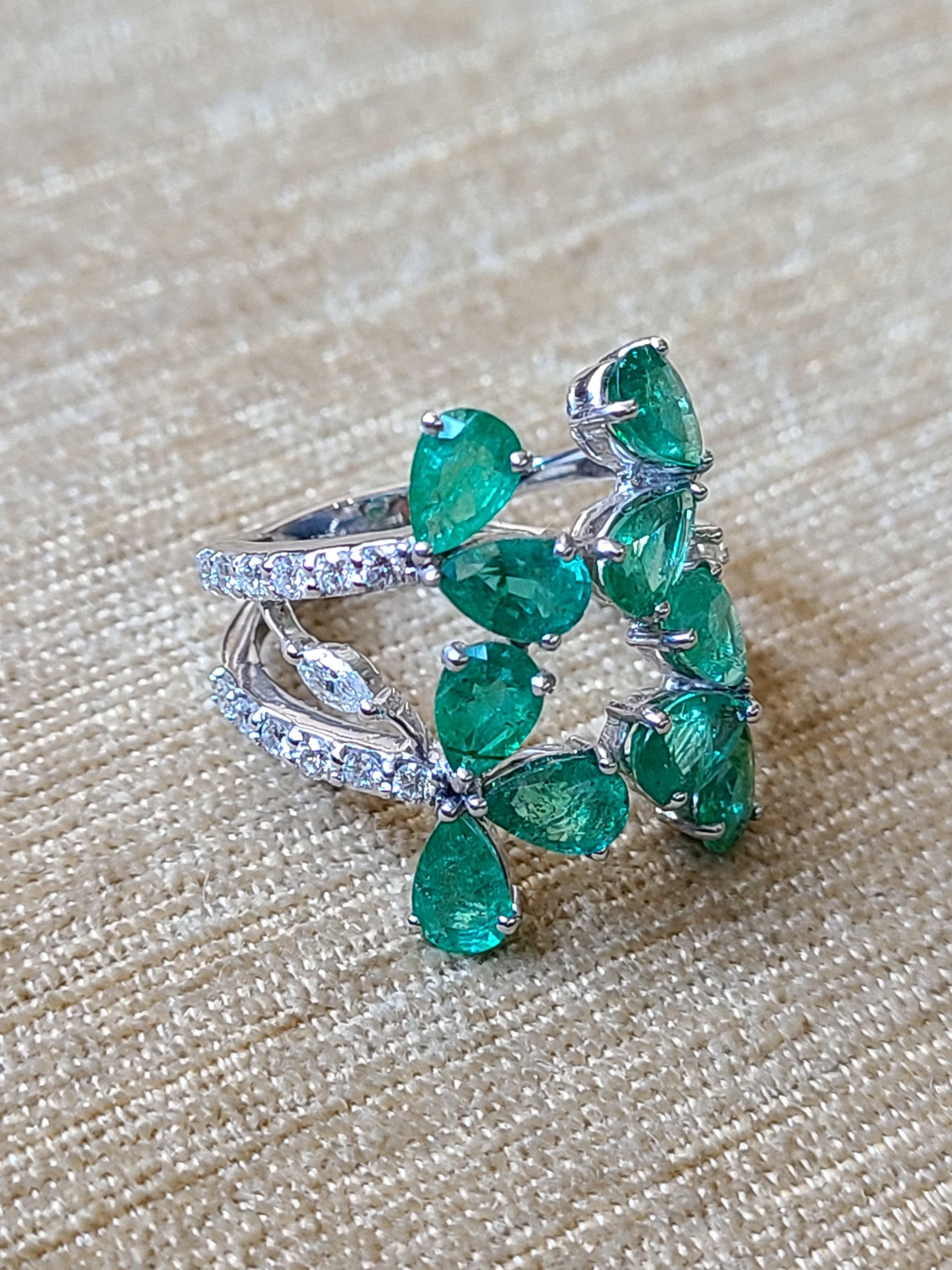 Natural Emerald and Diamond Ring Set in 18 Karat Gold 1