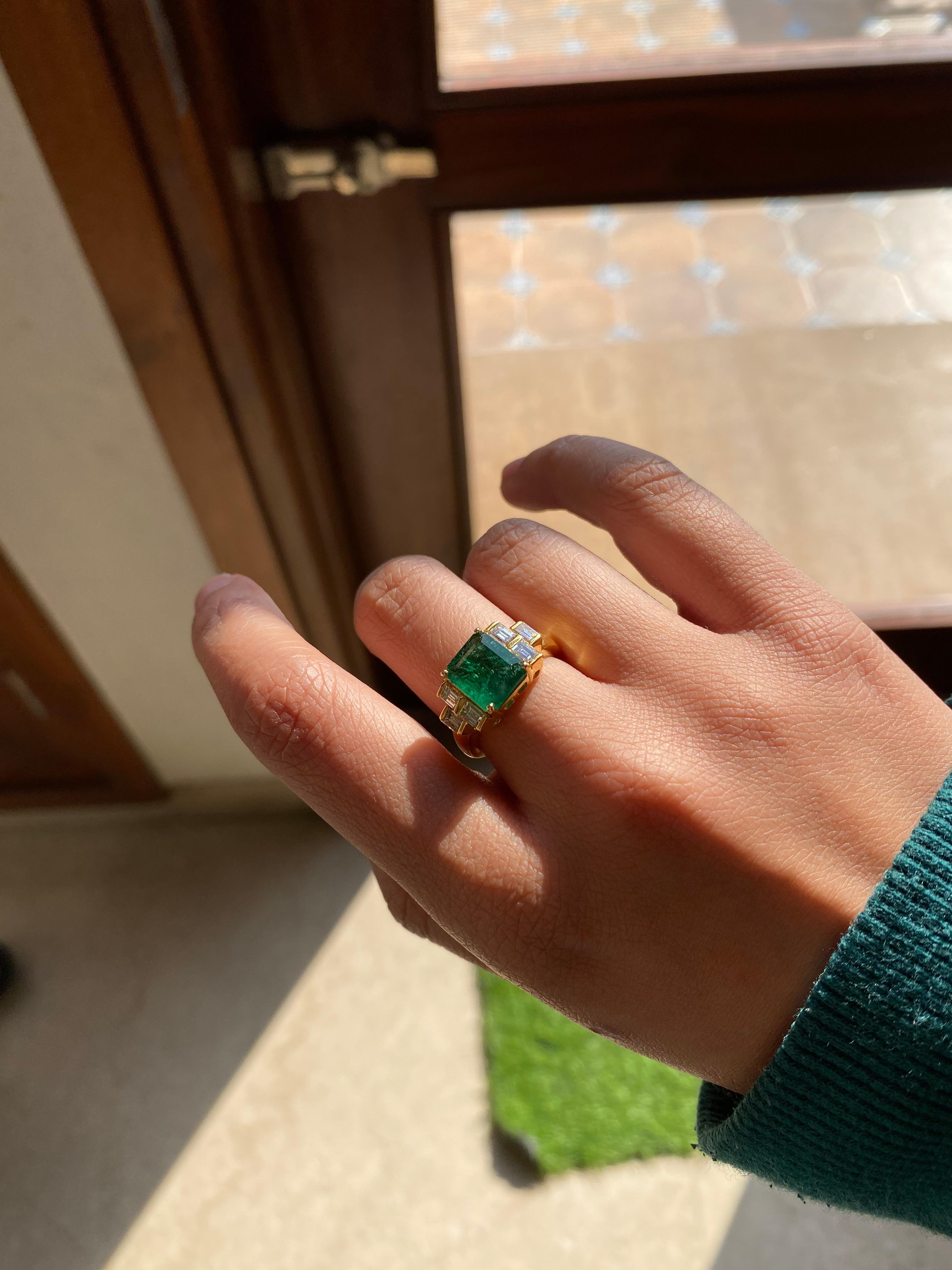 Natural Emerald and Diamond Ring Set in 18 Karat Gold 3