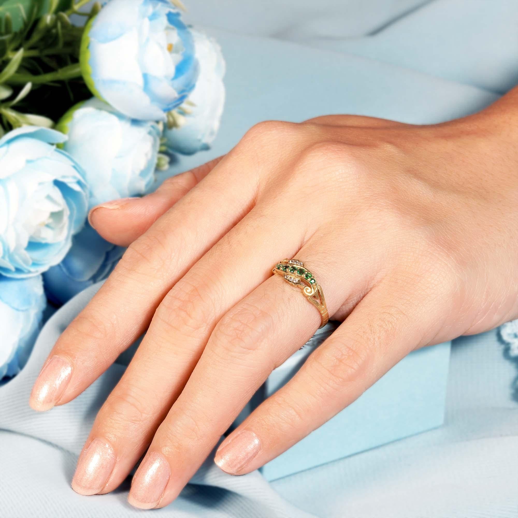 Im Angebot: Natürlicher Smaragd und Diamant Vintage-Ring im Vintage-Stil mit geschwungenem Ring aus massivem 9K Gelbgold () 10
