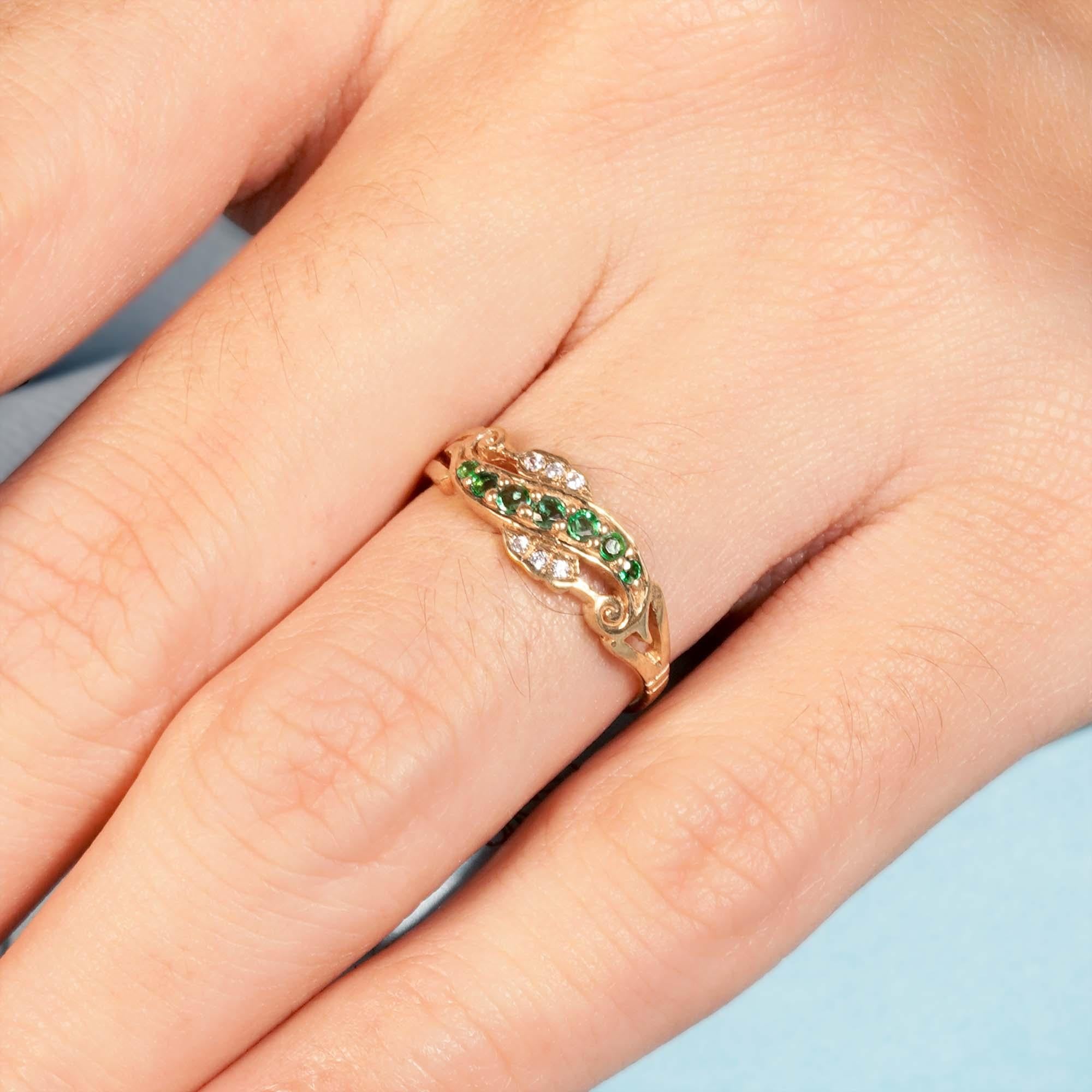 Im Angebot: Natürlicher Smaragd und Diamant Vintage-Ring im Vintage-Stil mit geschwungenem Ring aus massivem 9K Gelbgold () 9