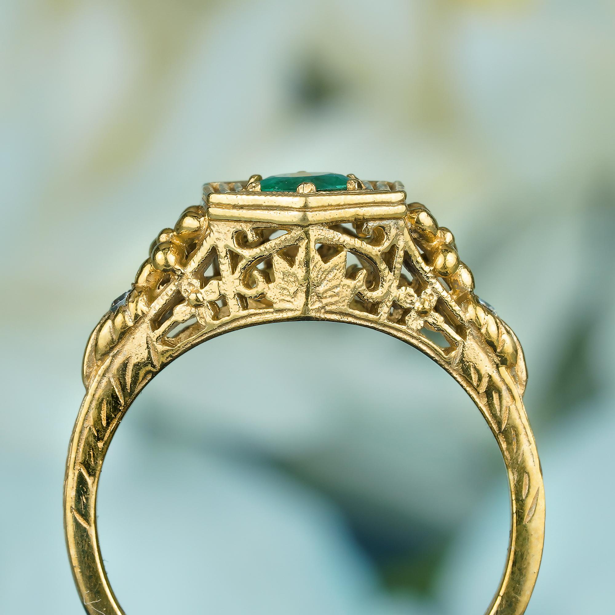 Natural Emerald and Diamond Vintage Style Filigree Ring in Solid 9K Yellow Gold In New Condition For Sale In Bangkok, TH
