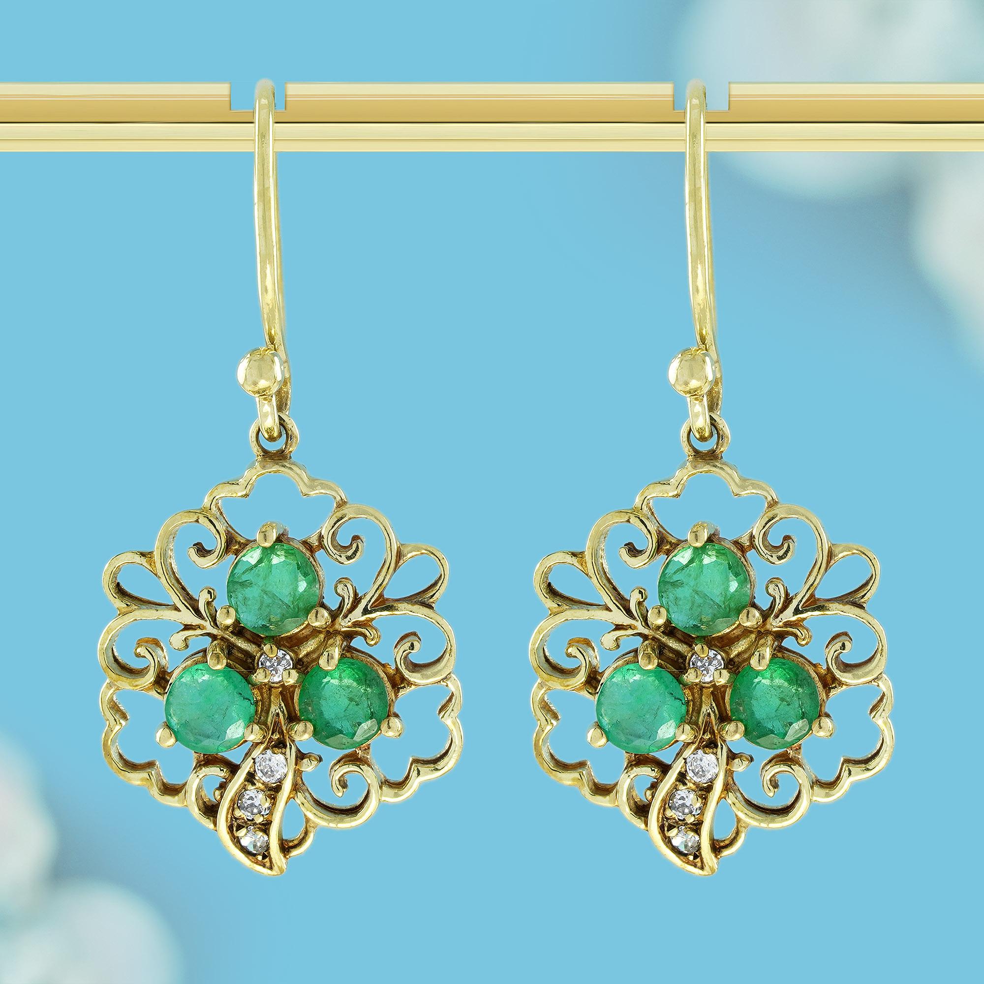 Tauchen Sie ein in die luxuriöse Welt des Vintage-Stils mit diesen atemberaubenden Ohrringen, die von Blumen- und Naturmotiven inspiriert sind. Jeder Ohrring besticht durch ein faszinierendes Cluster-Design, bei dem schimmernde grüne Smaragde