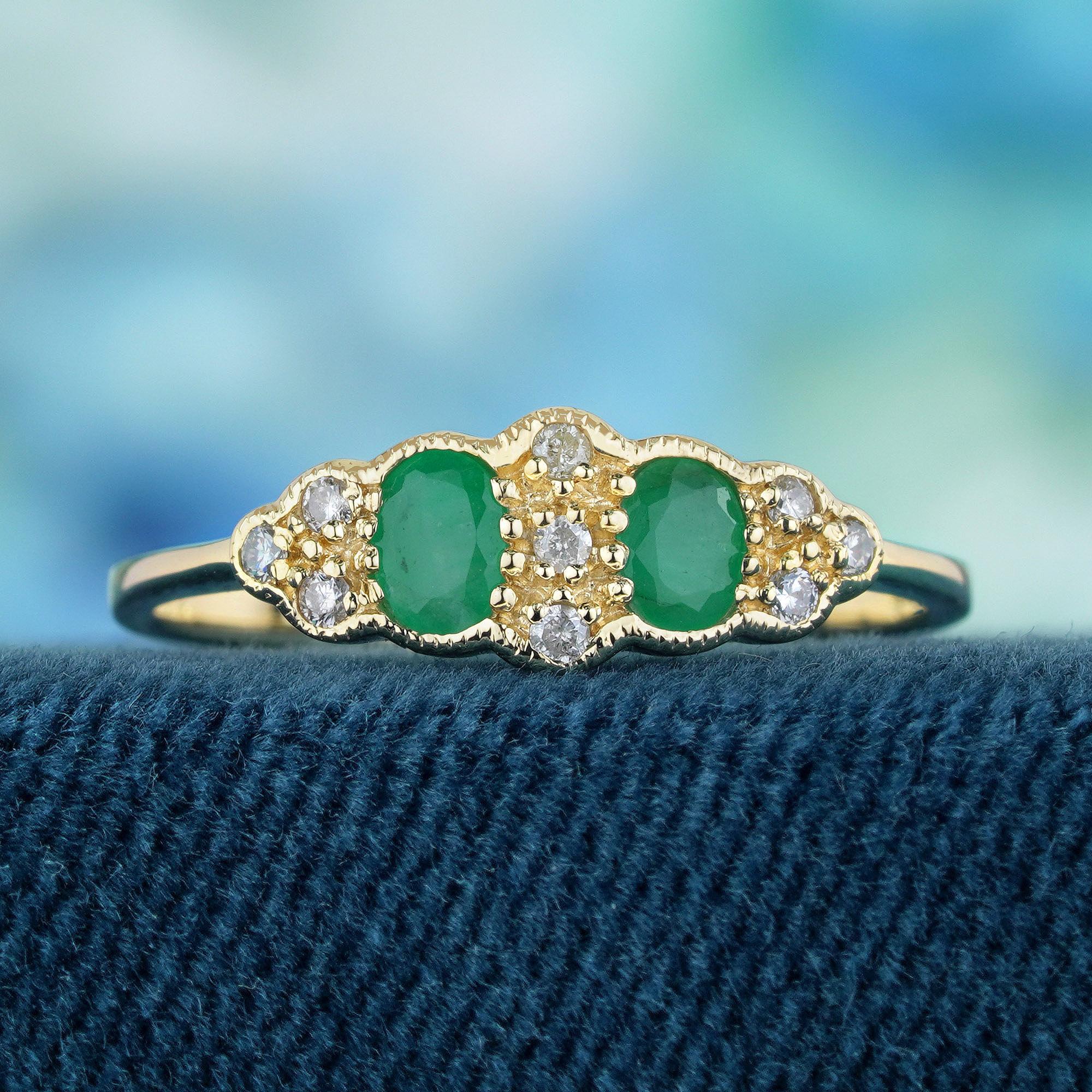 Cette fantastique bague à deux pierres en émeraude présente deux émeraudes de forme ovale, flanquées de diamants. Magnifique bracelet en or jaune avec de délicats milgrain et gravures. Une éblouissante pièce vintage d'inspiration Art of Vintage,