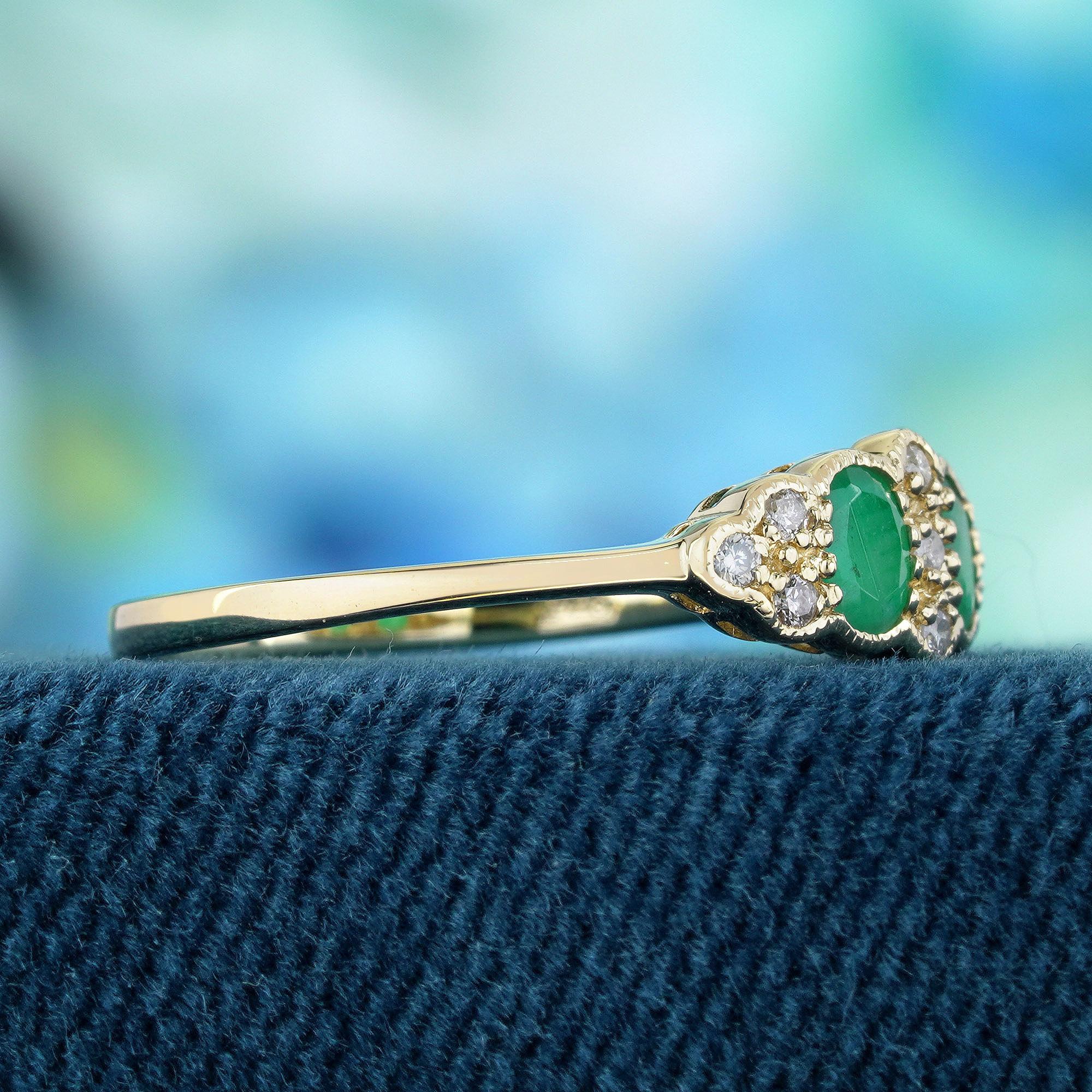 Taille ovale Bague de style vintage en or jaune 9K, émeraude naturelle et diamant en vente