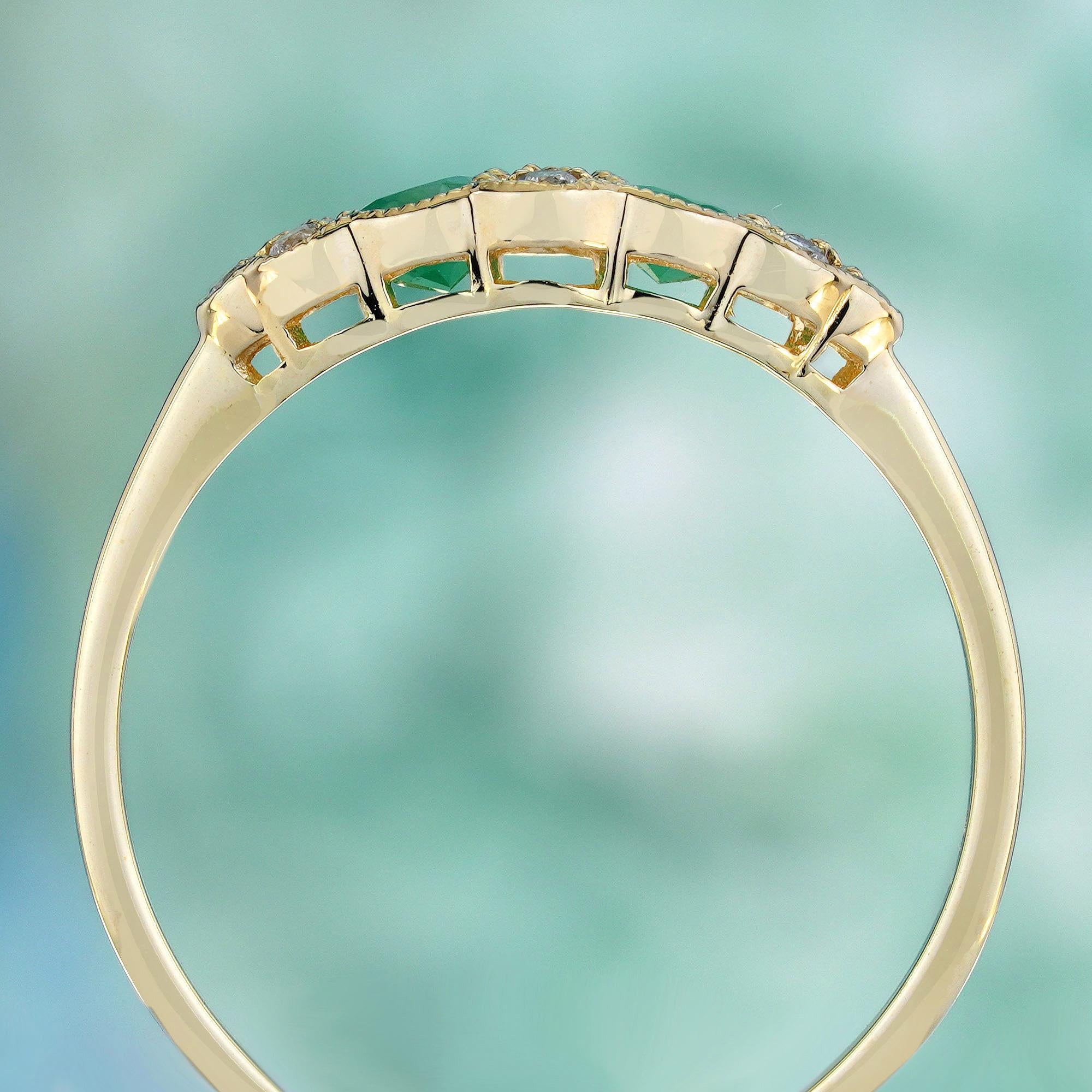Bague de style vintage en or jaune 9K, émeraude naturelle et diamant Neuf - En vente à Bangkok, TH