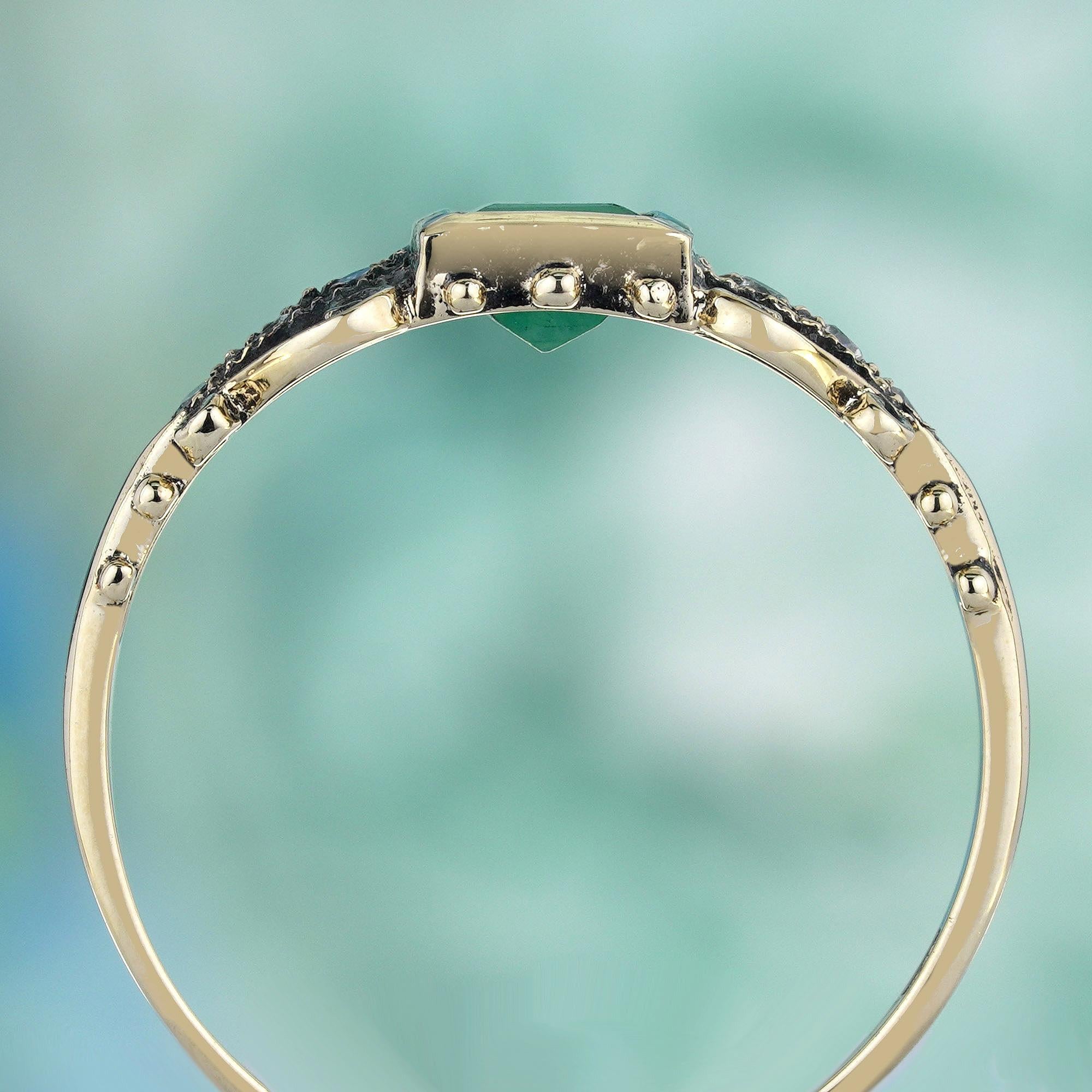 Natural Emerald and Diamond Vintage Style Ring in Solid 9K Yellow Gold In New Condition For Sale In Bangkok, TH
