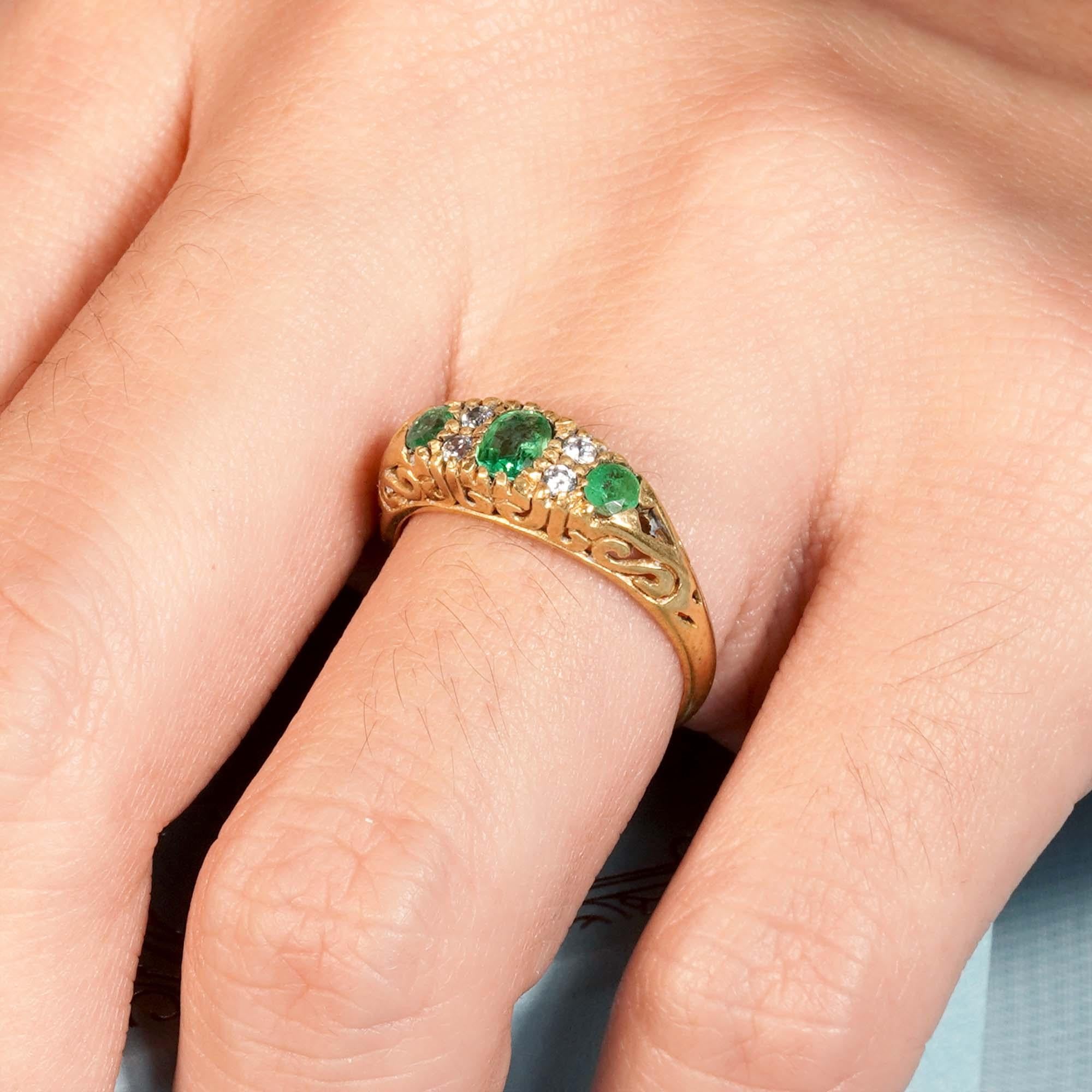 Im Angebot: Natürlicher Smaragd und Diamant Vintage-Ring mit drei Steinen im Vintage-Stil aus massivem 9K Gold () 11