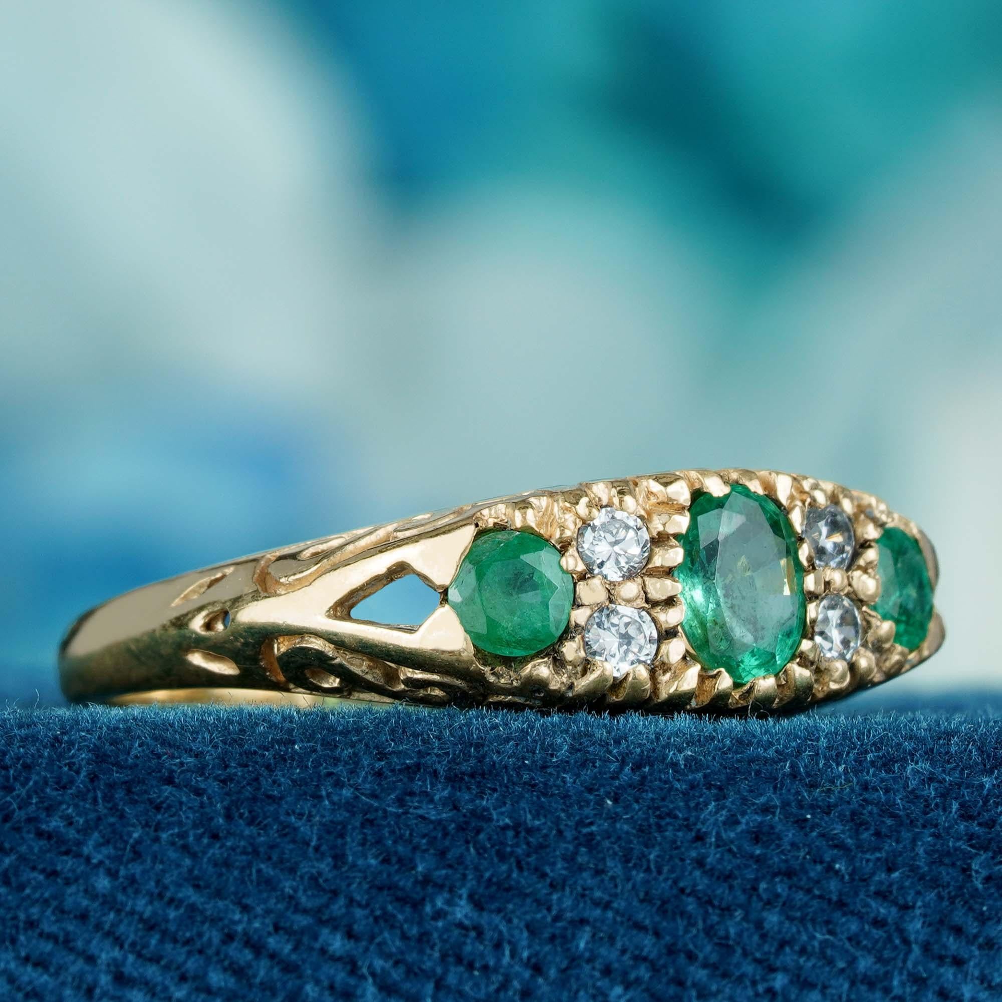 Verströmen Sie zeitlose Eleganz mit unserem Dreisteinring mit natürlichem Smaragd und Diamant im Vintage-Stil. Dieses exquisite Stück aus massivem 9-karätigem Gelbgold strahlt Luxus und Raffinesse aus. Sein Herzstück ist ein bezaubernder natürlicher