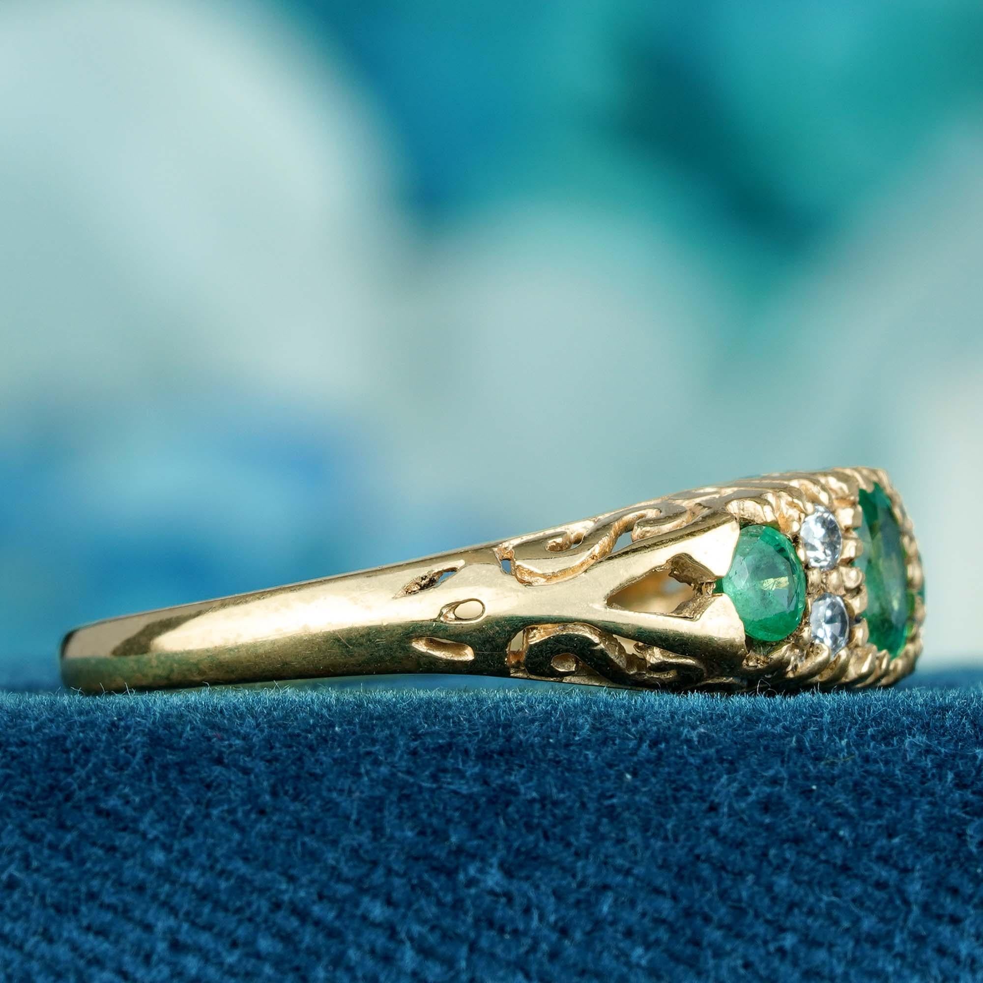 Im Angebot: Natürlicher Smaragd und Diamant Vintage-Ring mit drei Steinen im Vintage-Stil aus massivem 9K Gold () 4