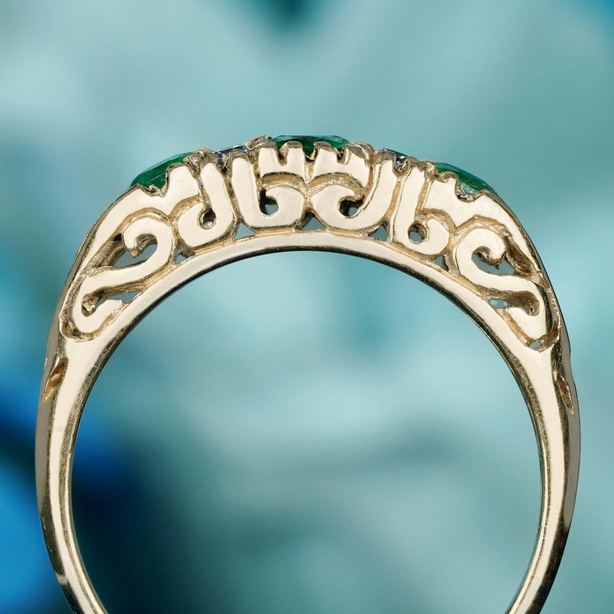 Im Angebot: Natürlicher Smaragd und Diamant Vintage-Ring mit drei Steinen im Vintage-Stil aus massivem 9K Gold () 5