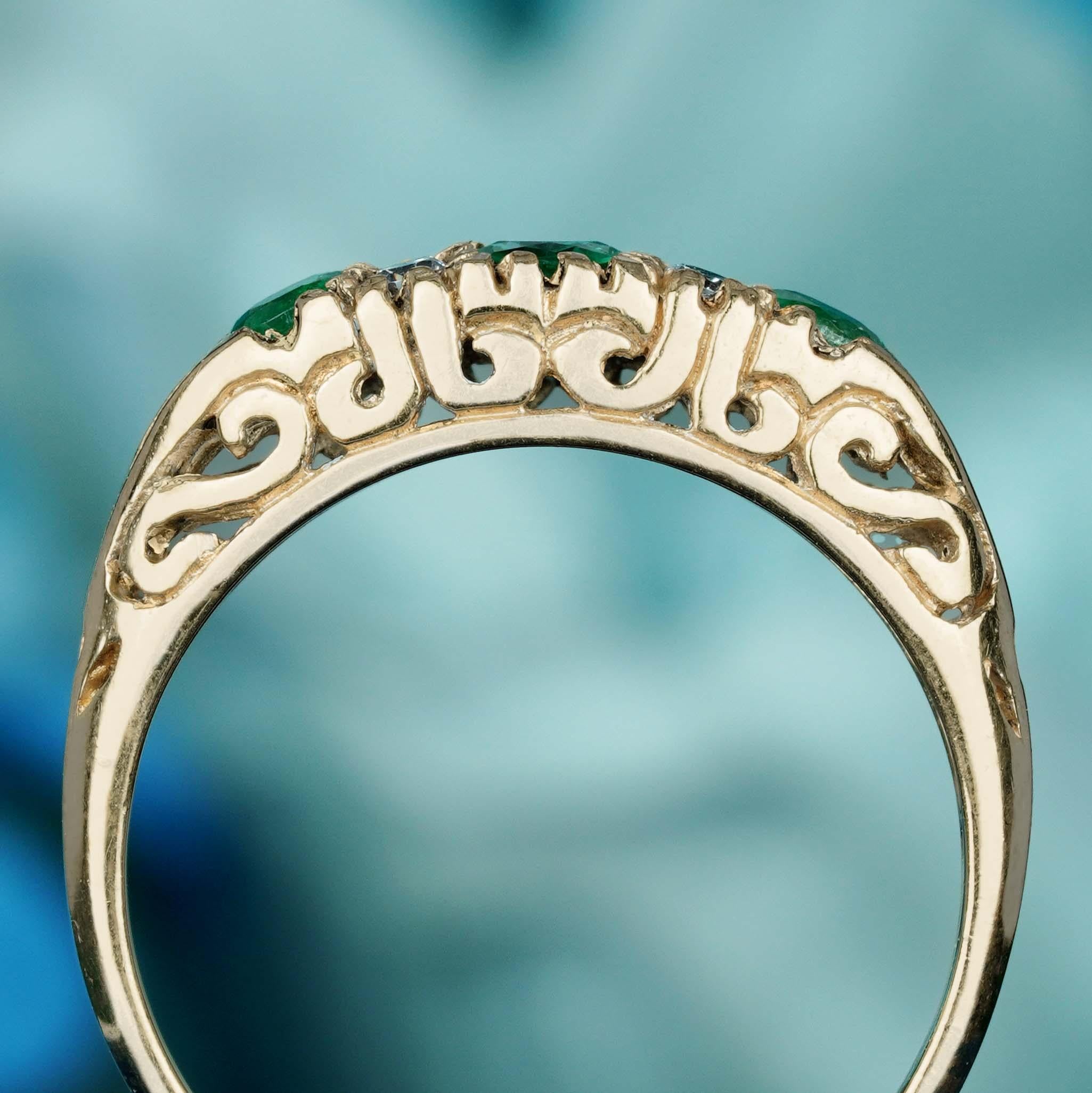 Natürlicher Smaragd und Diamant im Vintage-Stil  Ring mit drei Steinen aus massivem 9K Gold im Zustand „Neu“ im Angebot in Bangkok, TH