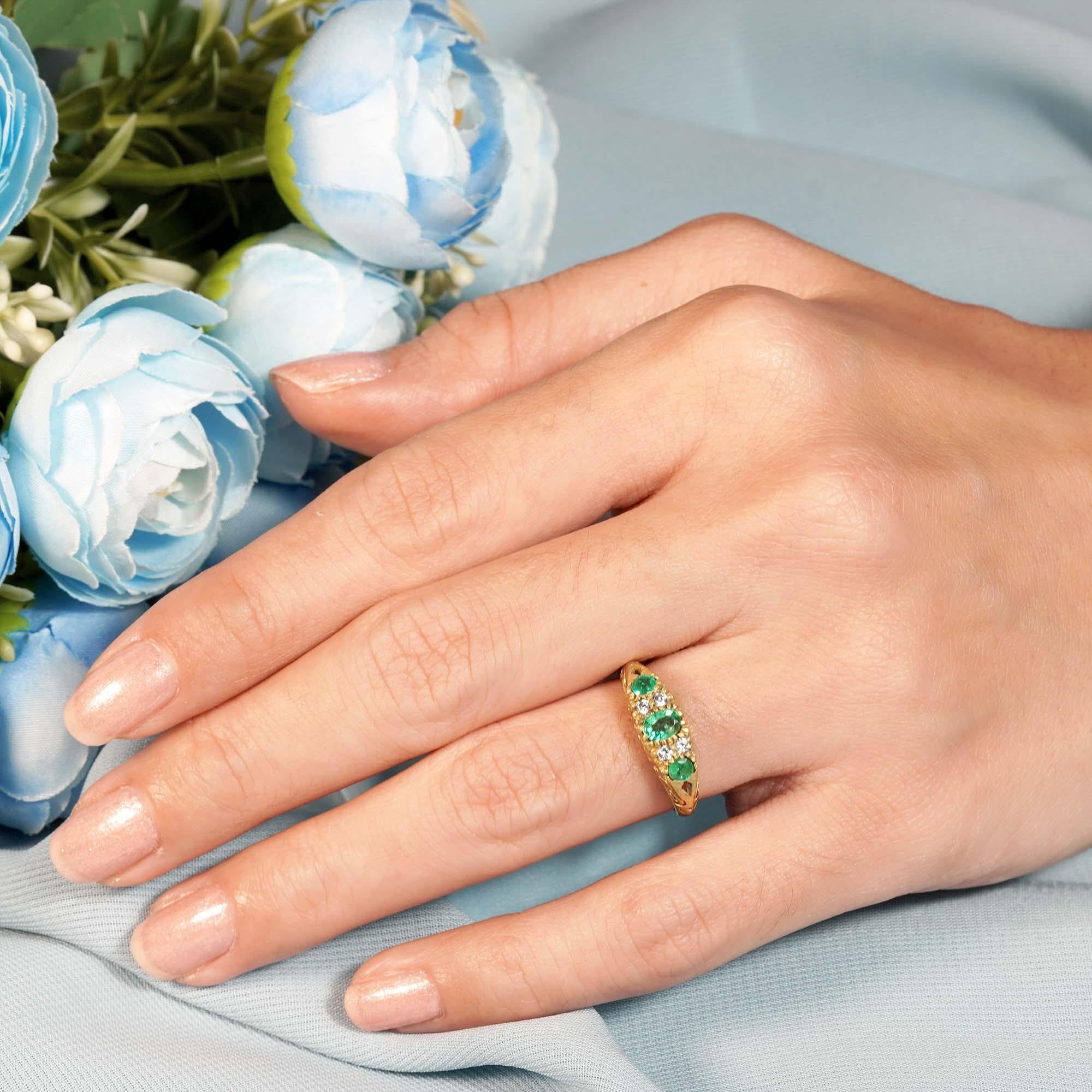Im Angebot: Natürlicher Smaragd und Diamant Vintage-Ring mit drei Steinen im Vintage-Stil aus massivem 9K Gold () 8