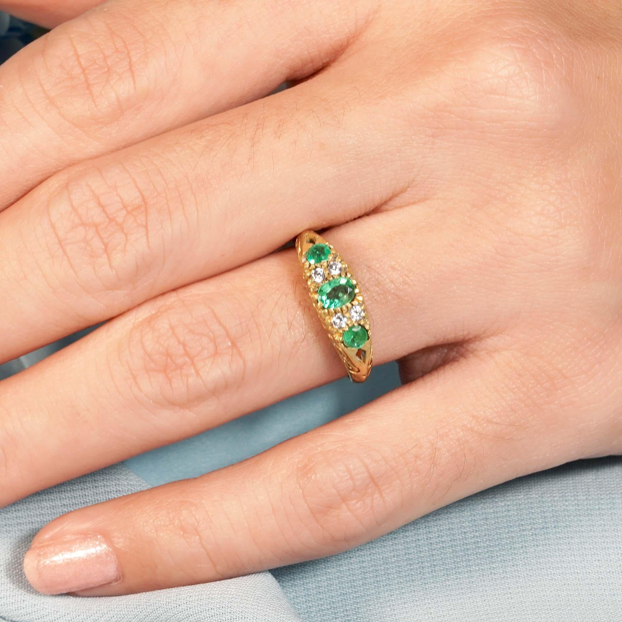Im Angebot: Natürlicher Smaragd und Diamant Vintage-Ring mit drei Steinen im Vintage-Stil aus massivem 9K Gold () 9