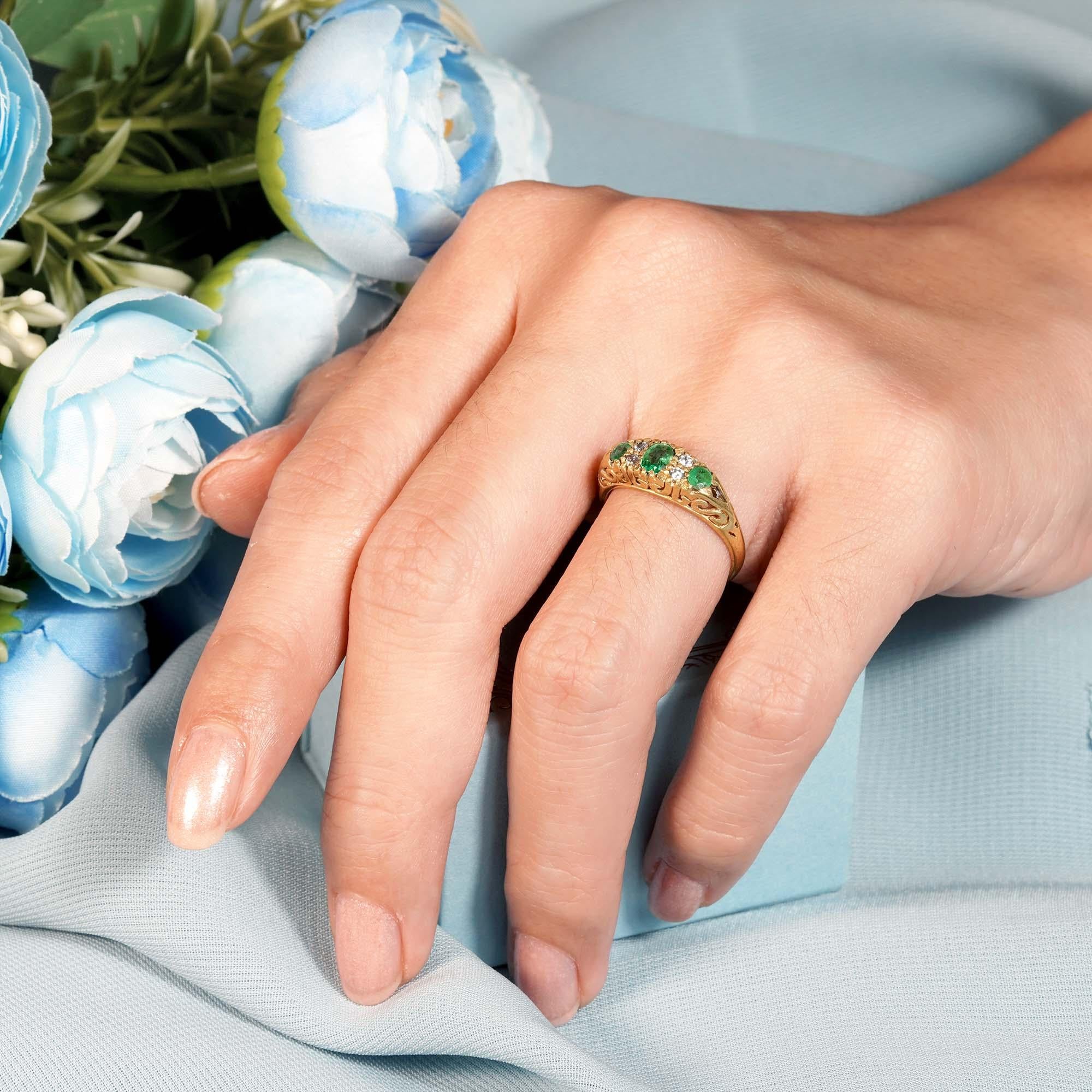 Im Angebot: Natürlicher Smaragd und Diamant Vintage-Ring mit drei Steinen im Vintage-Stil aus massivem 9K Gold () 10