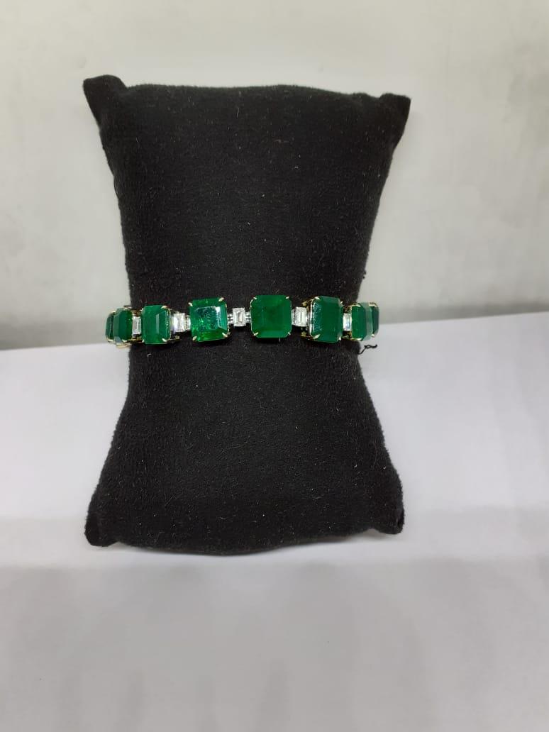 Natural emerald and natural diamond bracelet in 18k gold In New Condition For Sale In New York, NY